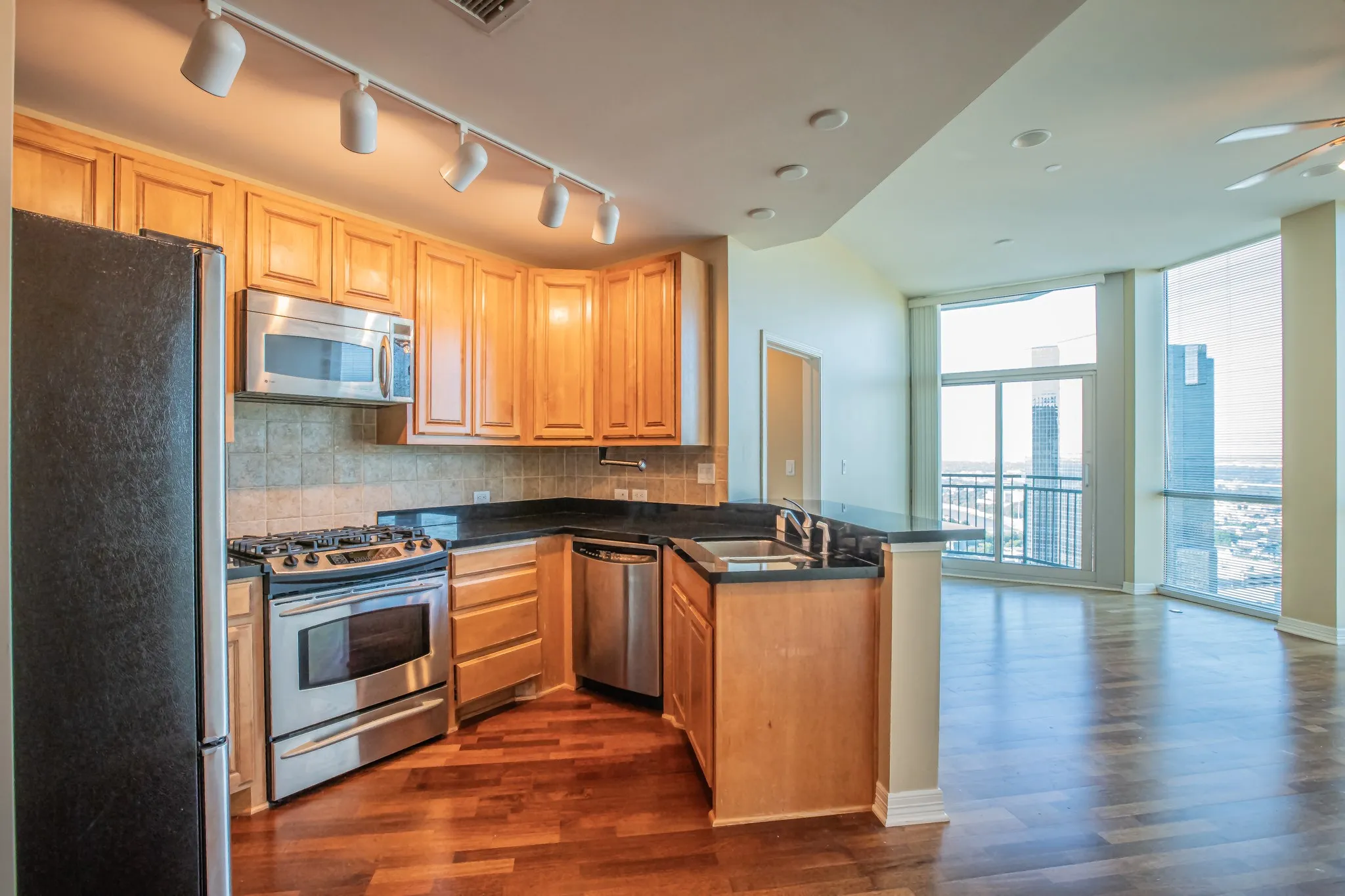 Condominium For Sale in Tarrant County , 500 Throckmorton Street 2502, Fort Worth, Texas 76102, 1 Bedroom, 1 Bathroom, 1 Garage spaces, 923 Sqft, built in 1972, mls#21411725, Real Estate Agent in Fort Worth, Homes For Sale in Tarrant county, Homes For Sale in Fort Worth, Realtor in Fort Worth Texas, Real Estate Brokerage Independent Realty Texas, Luminita Cordes Realtor