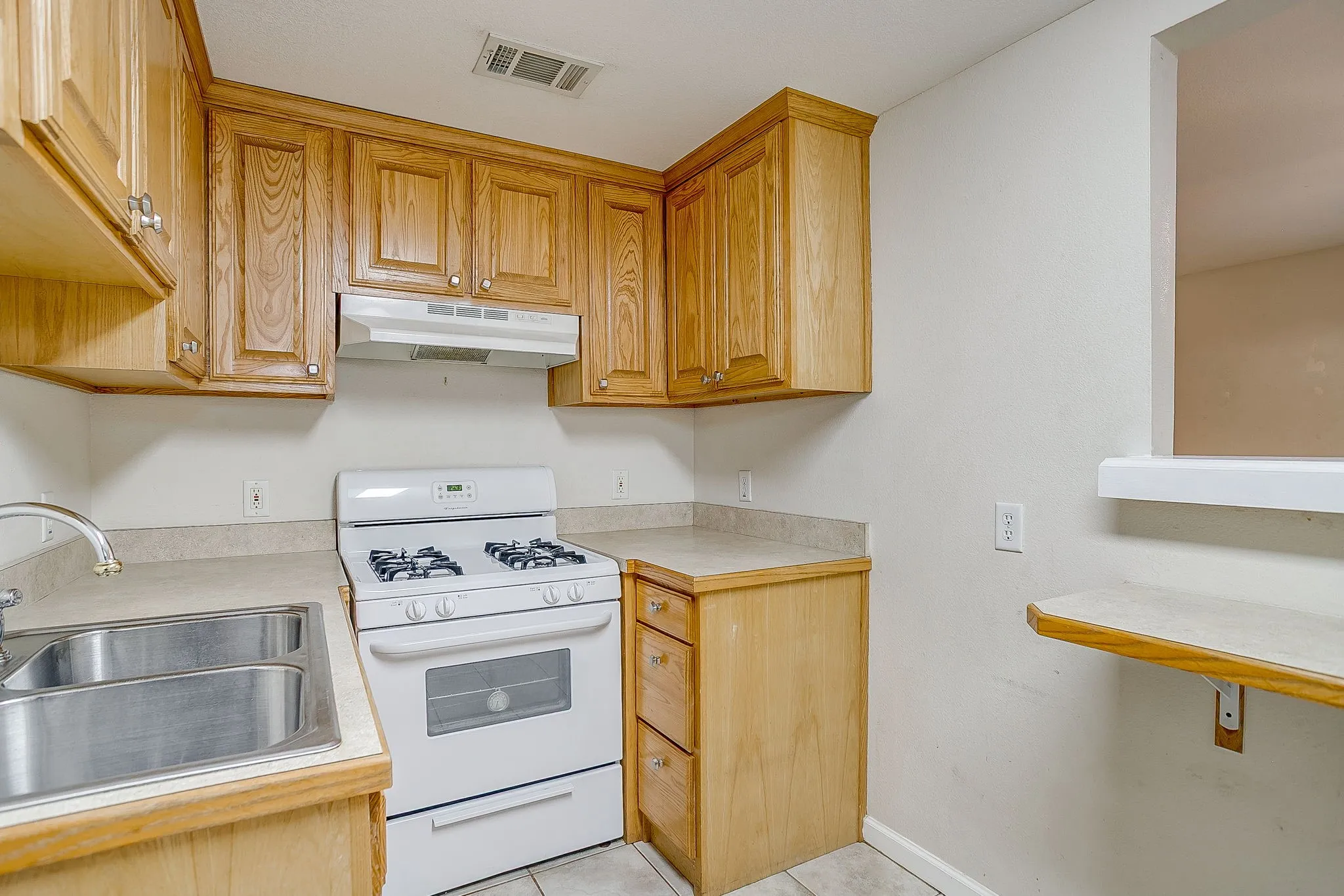 Single Family Residence For Rent in Tarrant County , 2606 Wayside Avenue, Fort Worth, Texas 76110, 1 Bedroom, 1 Bathroom, Garage spaces, 710 Sqft, built in 1941, mls#21411812, Real Estate Agent in Fort Worth, Homes For Rent in Tarrant county, Homes For Rent in Fort Worth, Realtor in Fort Worth Texas, Real Estate Brokerage Independent Realty Texas, Luminita Cordes Realtor
