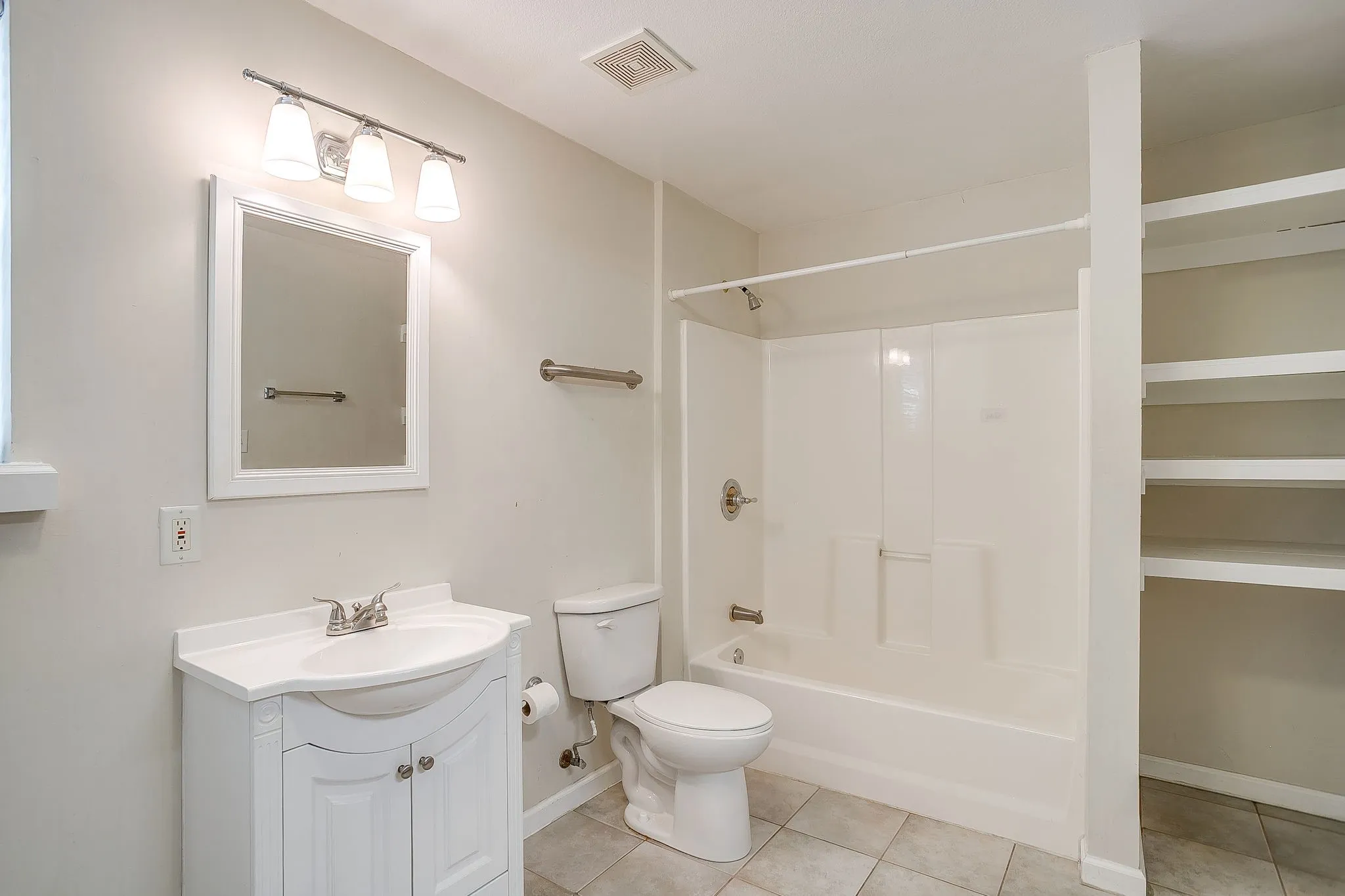 Single Family Residence For Rent in Tarrant County , 2606 Wayside Avenue, Fort Worth, Texas 76110, 1 Bedroom, 1 Bathroom, Garage spaces, 710 Sqft, built in 1941, mls#21411812, Real Estate Agent in Fort Worth, Homes For Rent in Tarrant county, Homes For Rent in Fort Worth, Realtor in Fort Worth Texas, Real Estate Brokerage Independent Realty Texas, Luminita Cordes Realtor