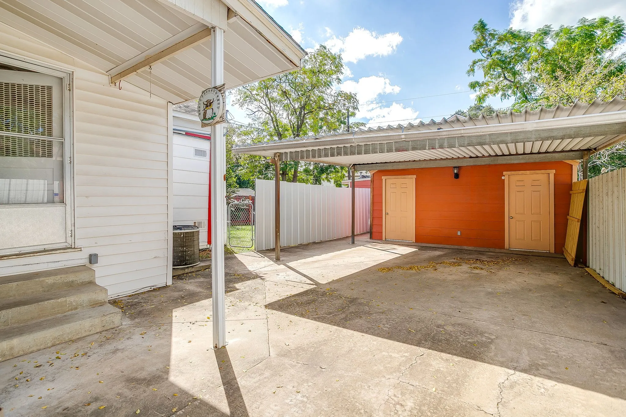 Single Family Residence For Rent in Tarrant County , 2606 Wayside Avenue, Fort Worth, Texas 76110, 1 Bedroom, 1 Bathroom, Garage spaces, 710 Sqft, built in 1941, mls#21411812, Real Estate Agent in Fort Worth, Homes For Rent in Tarrant county, Homes For Rent in Fort Worth, Realtor in Fort Worth Texas, Real Estate Brokerage Independent Realty Texas, Luminita Cordes Realtor