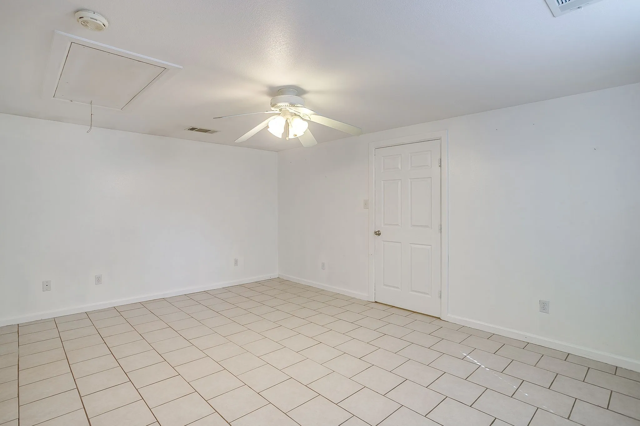Single Family Residence For Rent in Tarrant County , 2606 Wayside Avenue, Fort Worth, Texas 76110, 1 Bedroom, 1 Bathroom, Garage spaces, 710 Sqft, built in 1941, mls#21411812, Real Estate Agent in Fort Worth, Homes For Rent in Tarrant county, Homes For Rent in Fort Worth, Realtor in Fort Worth Texas, Real Estate Brokerage Independent Realty Texas, Luminita Cordes Realtor