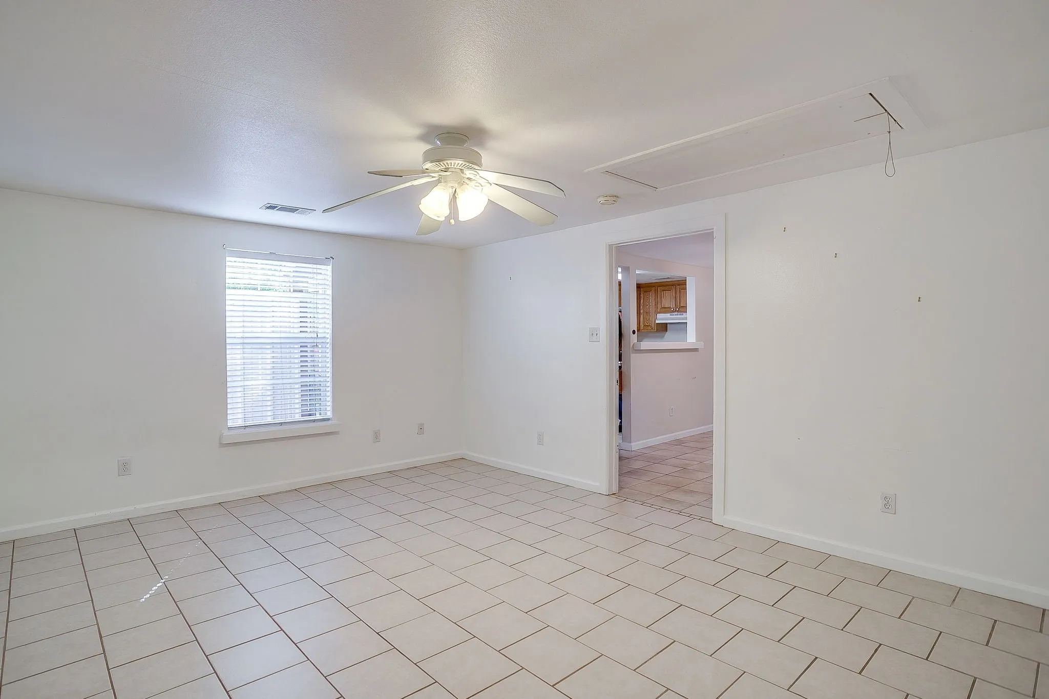 Single Family Residence For Rent in Tarrant County , 2606 Wayside Avenue, Fort Worth, Texas 76110, 1 Bedroom, 1 Bathroom, Garage spaces, 710 Sqft, built in 1941, mls#21411812, Real Estate Agent in Fort Worth, Homes For Rent in Tarrant county, Homes For Rent in Fort Worth, Realtor in Fort Worth Texas, Real Estate Brokerage Independent Realty Texas, Luminita Cordes Realtor