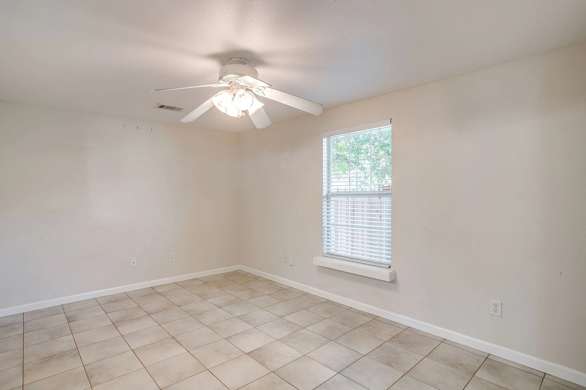 Single Family Residence For Rent in Tarrant County , 2606 Wayside Avenue, Fort Worth, Texas 76110, 1 Bedroom, 1 Bathroom, Garage spaces, 710 Sqft, built in 1941, mls#21411812, Real Estate Agent in Fort Worth, Homes For Rent in Tarrant county, Homes For Rent in Fort Worth, Realtor in Fort Worth Texas, Real Estate Brokerage Independent Realty Texas, Luminita Cordes Realtor