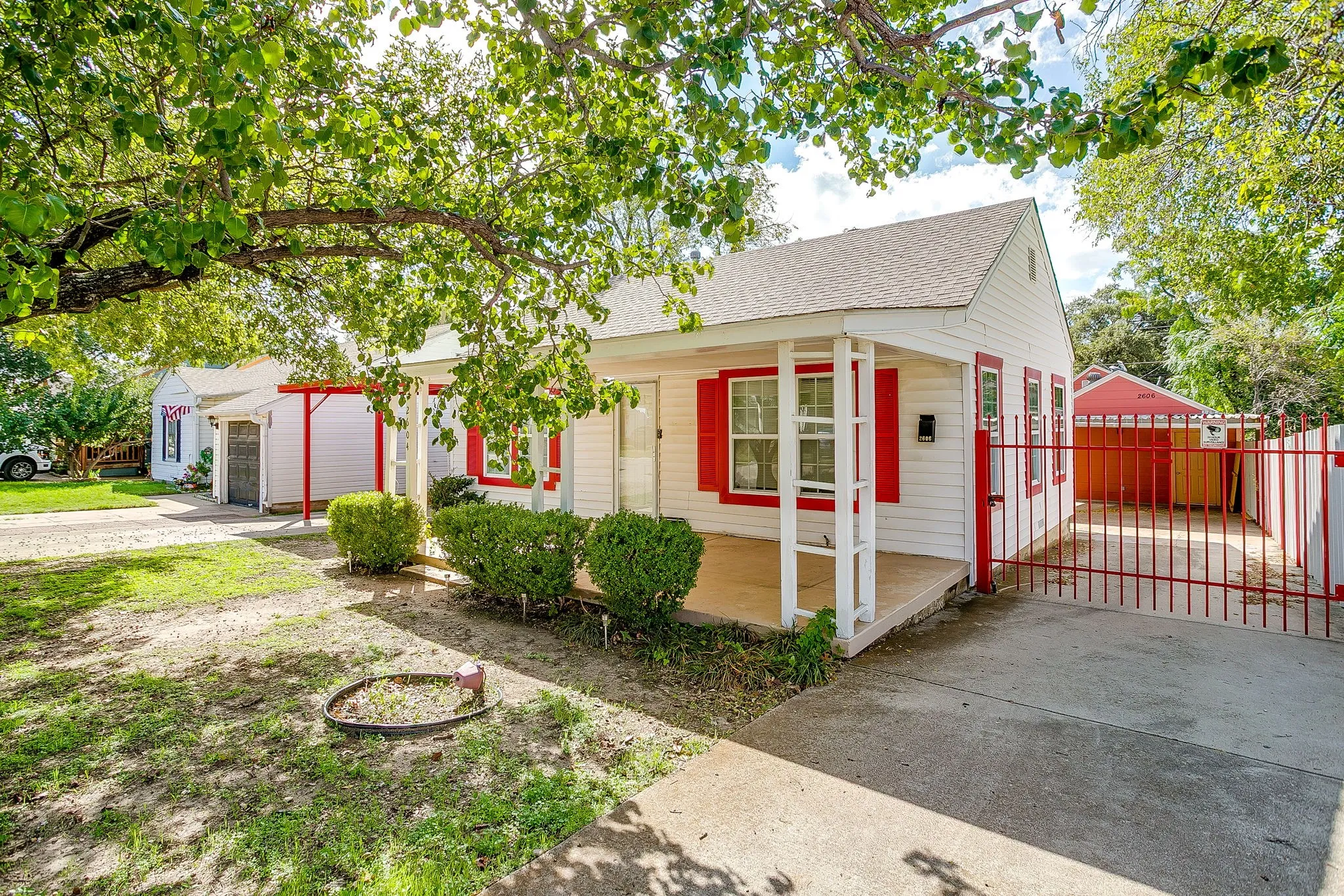 Single Family Residence For Rent in Tarrant County , 2606 Wayside Avenue, Fort Worth, Texas 76110, 1 Bedroom, 1 Bathroom, Garage spaces, 710 Sqft, built in 1941, mls#21411812, Real Estate Agent in Fort Worth, Homes For Rent in Tarrant county, Homes For Rent in Fort Worth, Realtor in Fort Worth Texas, Real Estate Brokerage Independent Realty Texas, Luminita Cordes Realtor