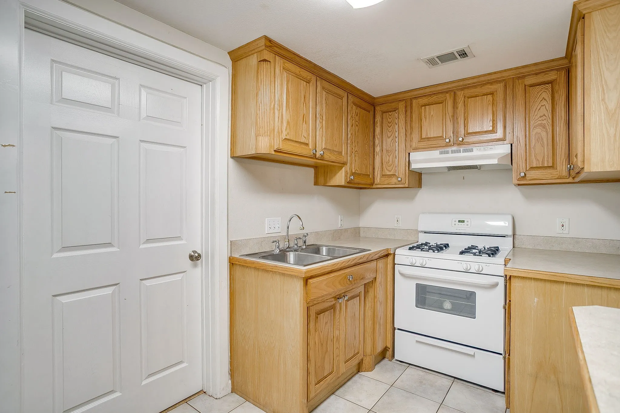 Single Family Residence For Rent in Tarrant County , 2606 Wayside Avenue, Fort Worth, Texas 76110, 1 Bedroom, 1 Bathroom, Garage spaces, 710 Sqft, built in 1941, mls#21411812, Real Estate Agent in Fort Worth, Homes For Rent in Tarrant county, Homes For Rent in Fort Worth, Realtor in Fort Worth Texas, Real Estate Brokerage Independent Realty Texas, Luminita Cordes Realtor