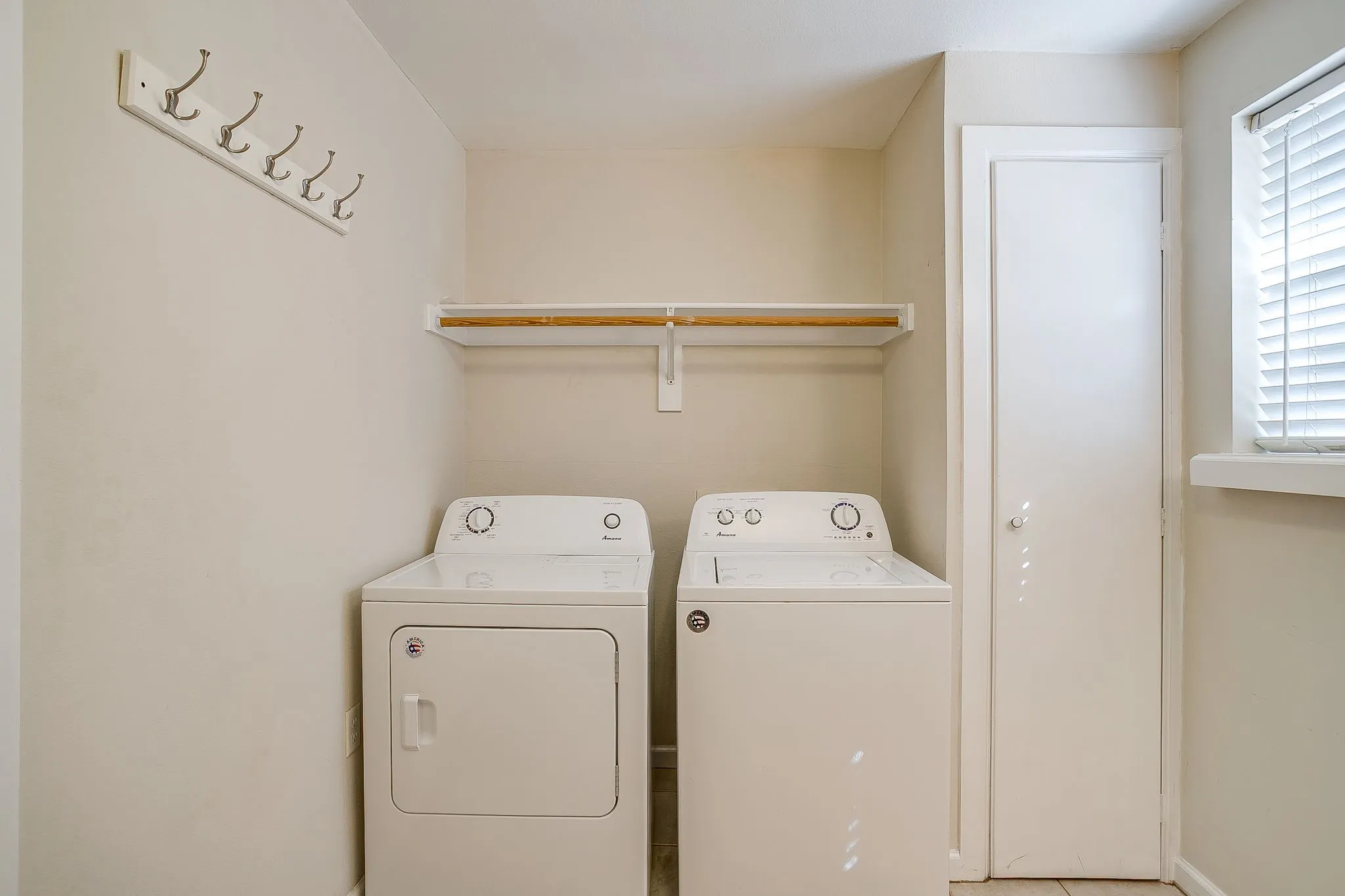 Single Family Residence For Rent in Tarrant County , 2606 Wayside Avenue, Fort Worth, Texas 76110, 1 Bedroom, 1 Bathroom, Garage spaces, 710 Sqft, built in 1941, mls#21411812, Real Estate Agent in Fort Worth, Homes For Rent in Tarrant county, Homes For Rent in Fort Worth, Realtor in Fort Worth Texas, Real Estate Brokerage Independent Realty Texas, Luminita Cordes Realtor