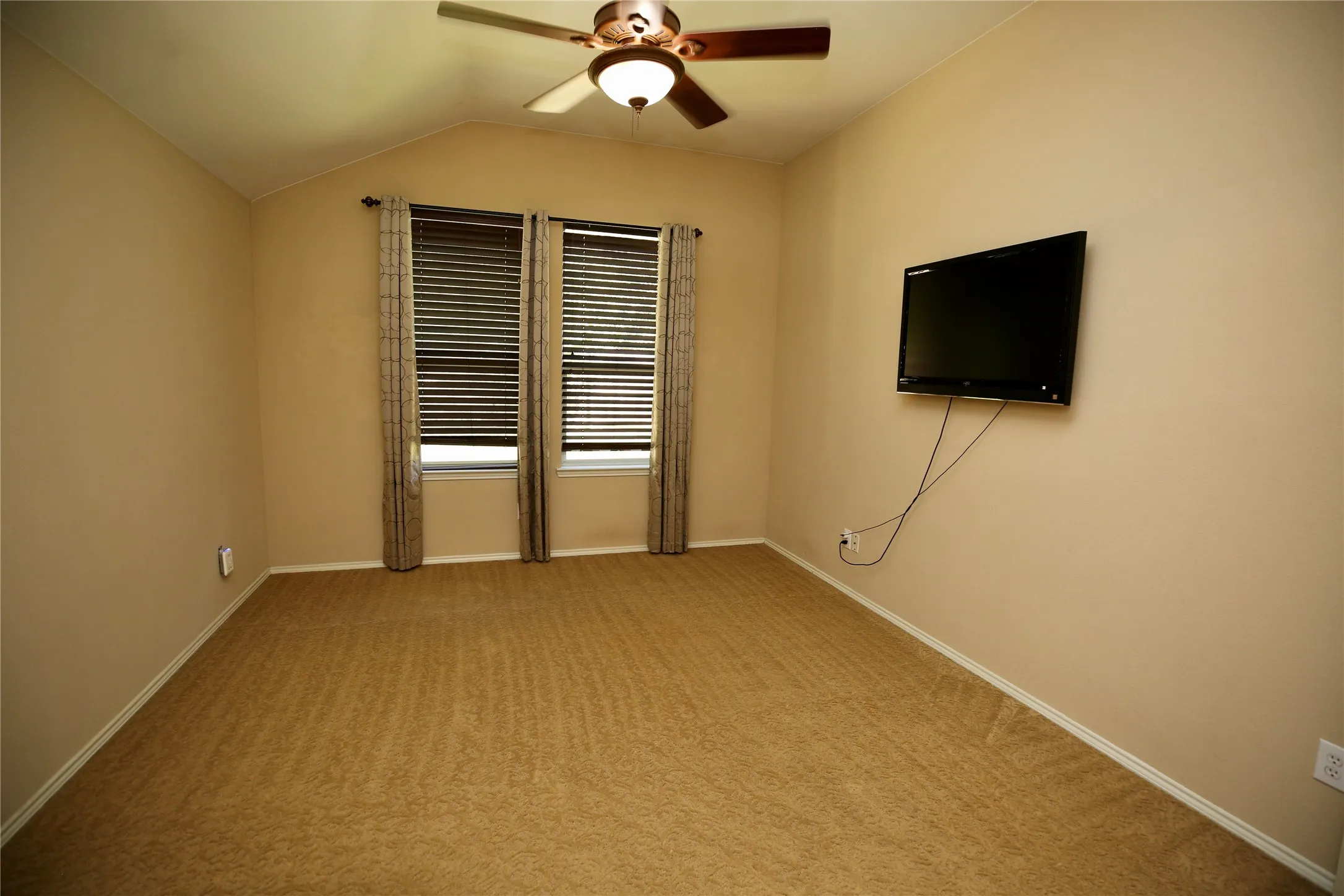 Single Family Residence For Rent in Tarrant County , 5708 Calf Creek Drive, Fort Worth, Texas 76179, 3 Bedroom, 2 Bathroom, 2 Garage spaces, 2,192 Sqft, built in 2004, mls#21403237, Real Estate Agent in Fort Worth, Homes For Rent in Tarrant county, Homes For Rent in Fort Worth, Realtor in Fort Worth Texas, Real Estate Brokerage Independent Realty Texas, Luminita Cordes Realtor