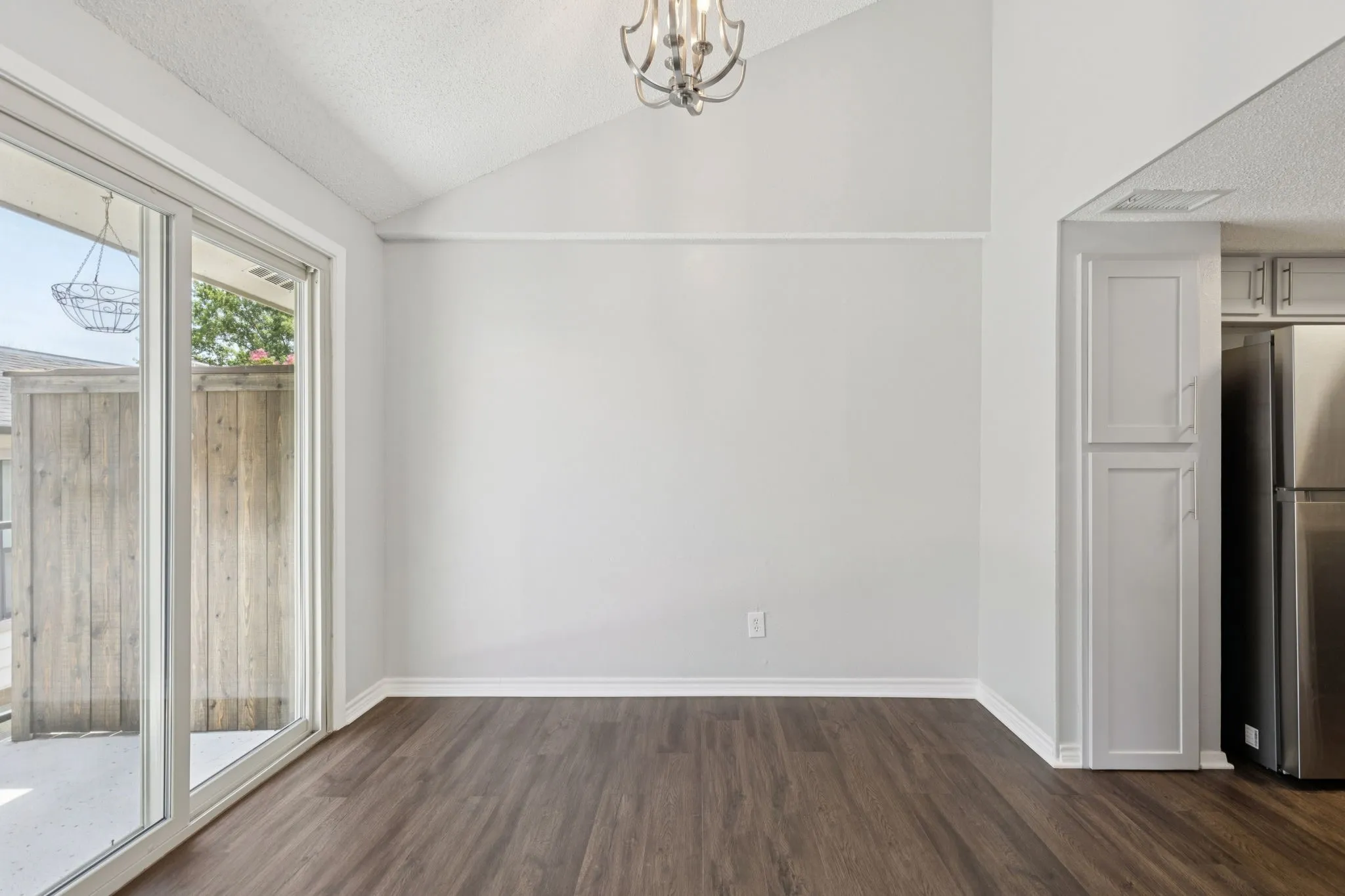 Condominium For Rent in Dallas County , 6646 E Lovers Lane 104, Dallas, Texas 75214, 2 Bedroom, 1 Bathroom, 1 Garage spaces, 848 Sqft, built in 1979, mls#21411828, Real Estate Agent in Dallas, Homes For Rent in Dallas county, Homes For Rent in Dallas, Realtor in Dallas Texas, Real Estate Brokerage Independent Realty Texas, Luminita Cordes Realtor