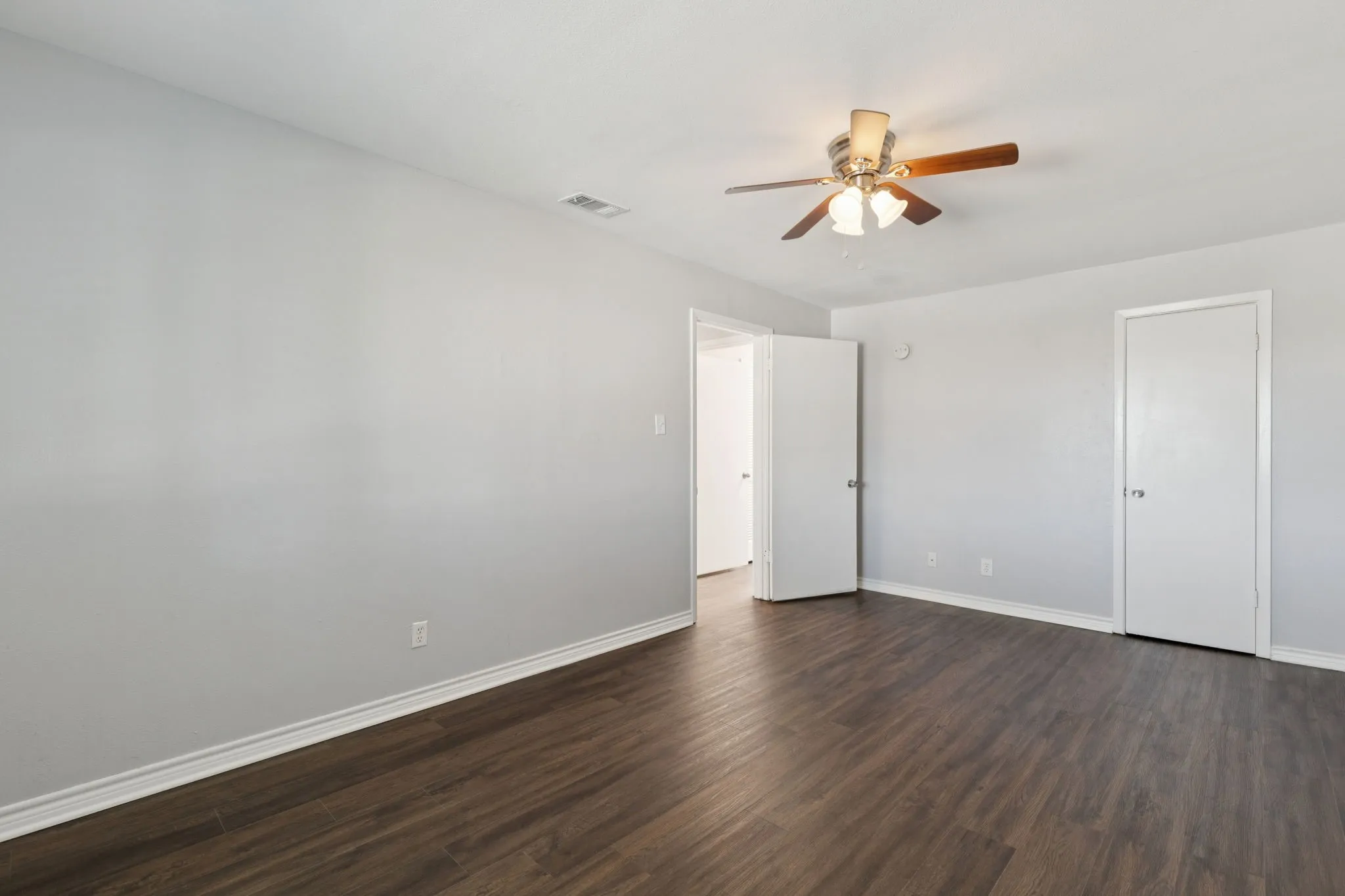Condominium For Rent in Dallas County , 6646 E Lovers Lane 104, Dallas, Texas 75214, 2 Bedroom, 1 Bathroom, 1 Garage spaces, 848 Sqft, built in 1979, mls#21411828, Real Estate Agent in Dallas, Homes For Rent in Dallas county, Homes For Rent in Dallas, Realtor in Dallas Texas, Real Estate Brokerage Independent Realty Texas, Luminita Cordes Realtor