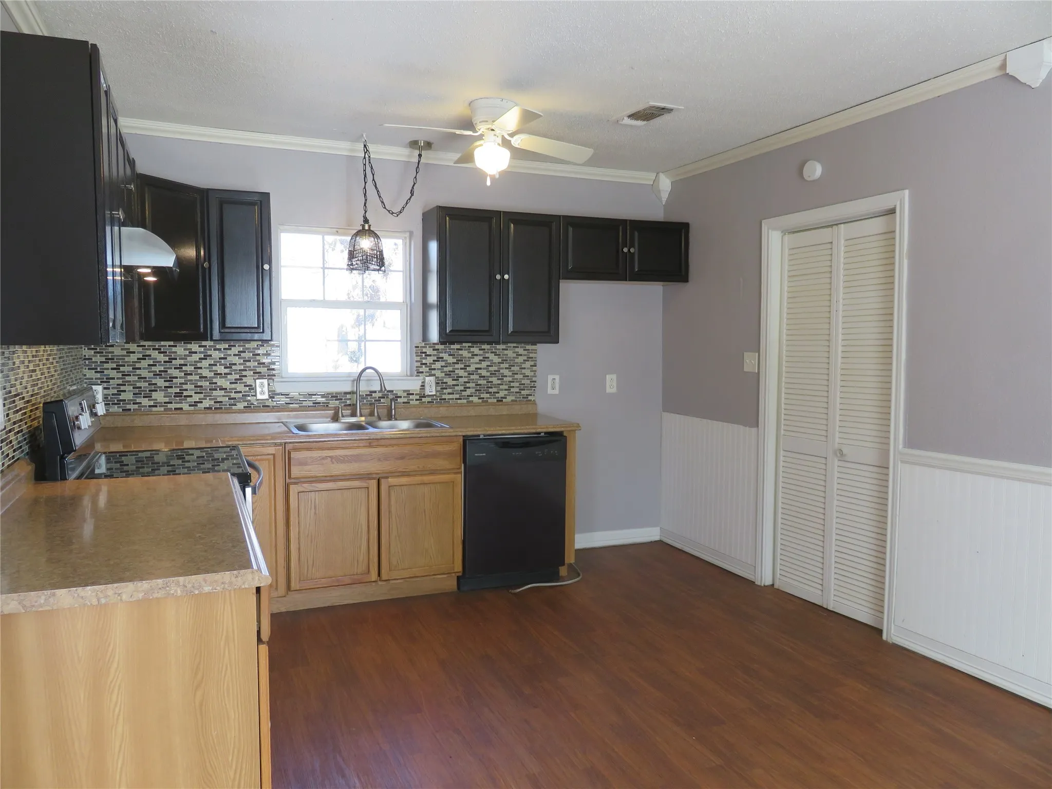 Single Family Residence For Rent in Grayson County , 2513 W Walker Street, Denison, Texas 75020, 2 Bedroom, 1 Bathroom, Garage spaces, 994 Sqft, built in 1920, mls#21411805, Real Estate Agent in Denison, Homes For Rent in Grayson county, Homes For Rent in Denison, Realtor in Denison Texas, Real Estate Brokerage Independent Realty Texas, Luminita Cordes Realtor