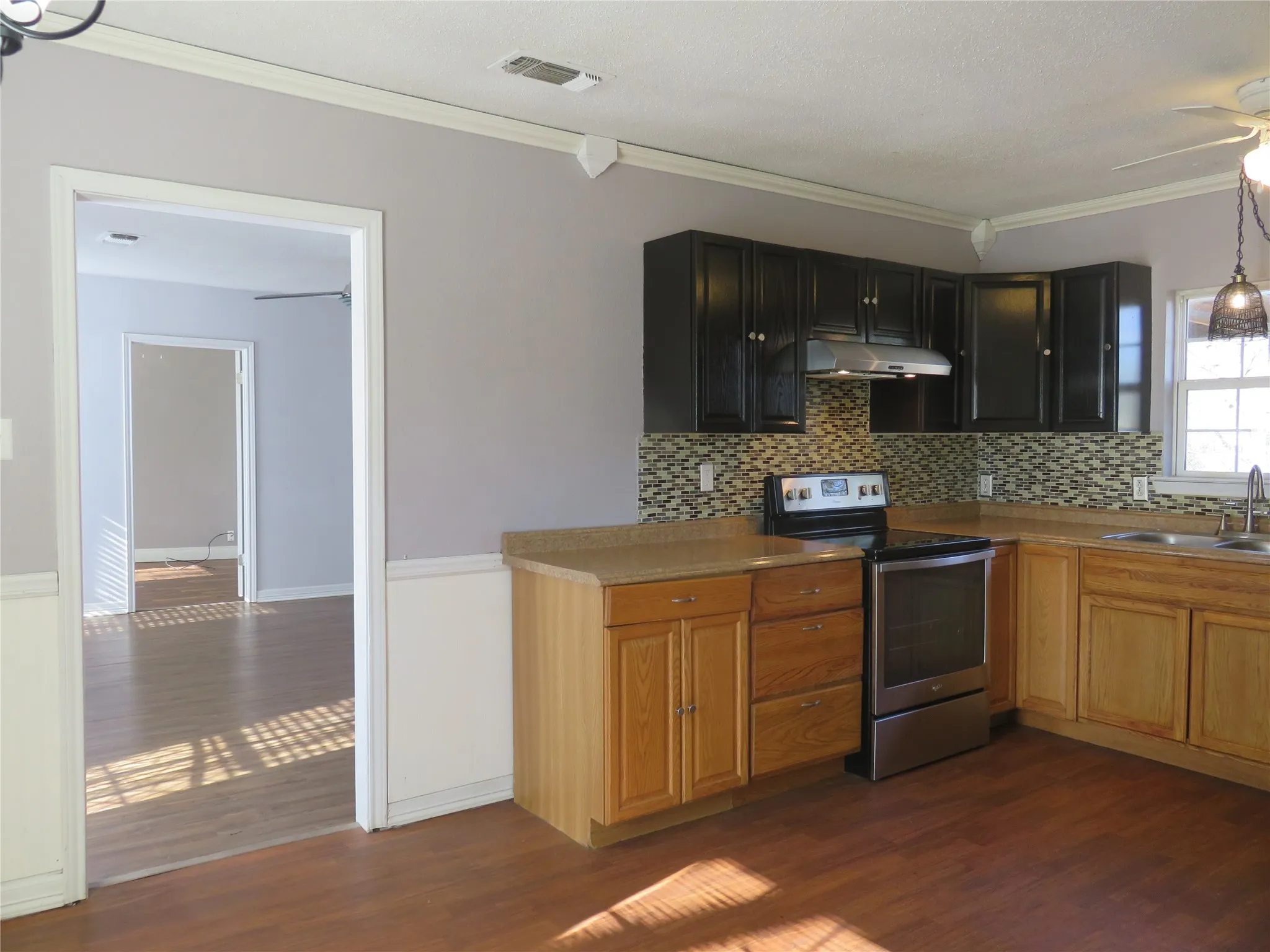 Single Family Residence For Rent in Grayson County , 2513 W Walker Street, Denison, Texas 75020, 2 Bedroom, 1 Bathroom, Garage spaces, 994 Sqft, built in 1920, mls#21411805, Real Estate Agent in Denison, Homes For Rent in Grayson county, Homes For Rent in Denison, Realtor in Denison Texas, Real Estate Brokerage Independent Realty Texas, Luminita Cordes Realtor