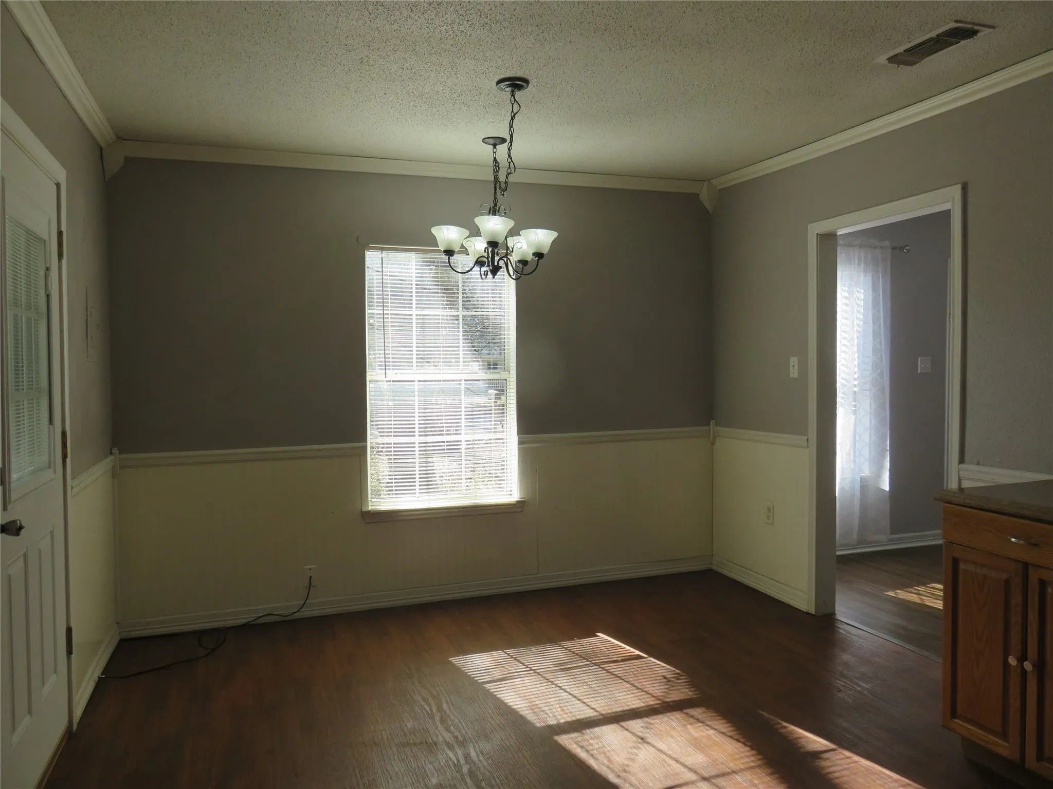 Single Family Residence For Rent in Grayson County , 2513 W Walker Street, Denison, Texas 75020, 2 Bedroom, 1 Bathroom, Garage spaces, 994 Sqft, built in 1920, mls#21411805, Real Estate Agent in Denison, Homes For Rent in Grayson county, Homes For Rent in Denison, Realtor in Denison Texas, Real Estate Brokerage Independent Realty Texas, Luminita Cordes Realtor