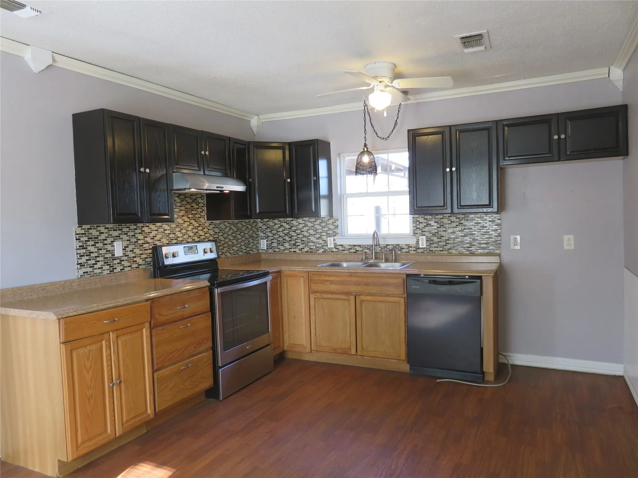 Single Family Residence For Rent in Grayson County , 2513 W Walker Street, Denison, Texas 75020, 2 Bedroom, 1 Bathroom, Garage spaces, 994 Sqft, built in 1920, mls#21411805, Real Estate Agent in Denison, Homes For Rent in Grayson county, Homes For Rent in Denison, Realtor in Denison Texas, Real Estate Brokerage Independent Realty Texas, Luminita Cordes Realtor