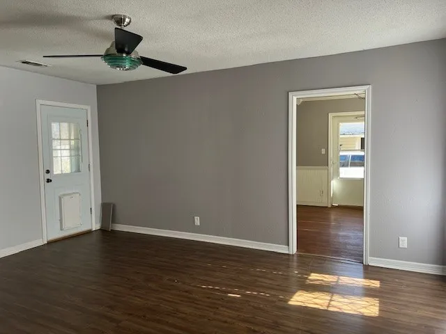 Single Family Residence For Rent in Grayson County , 2513 W Walker Street, Denison, Texas 75020, 2 Bedroom, 1 Bathroom, Garage spaces, 994 Sqft, built in 1920, mls#21411805, Real Estate Agent in Denison, Homes For Rent in Grayson county, Homes For Rent in Denison, Realtor in Denison Texas, Real Estate Brokerage Independent Realty Texas, Luminita Cordes Realtor