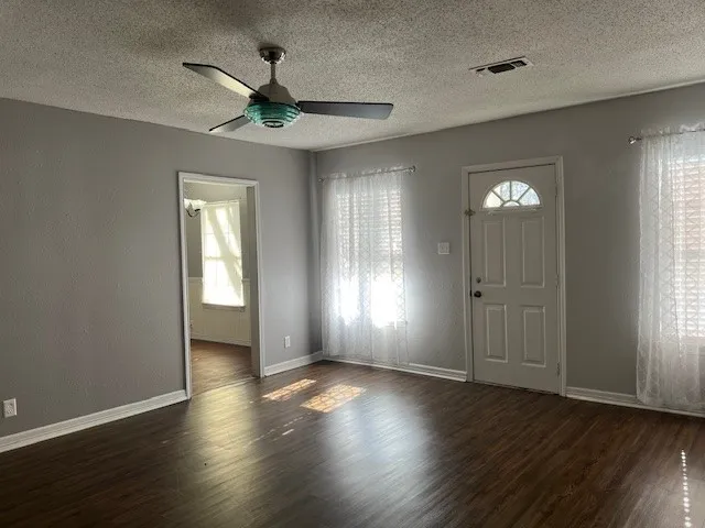 Single Family Residence For Rent in Grayson County , 2513 W Walker Street, Denison, Texas 75020, 2 Bedroom, 1 Bathroom, Garage spaces, 994 Sqft, built in 1920, mls#21411805, Real Estate Agent in Denison, Homes For Rent in Grayson county, Homes For Rent in Denison, Realtor in Denison Texas, Real Estate Brokerage Independent Realty Texas, Luminita Cordes Realtor