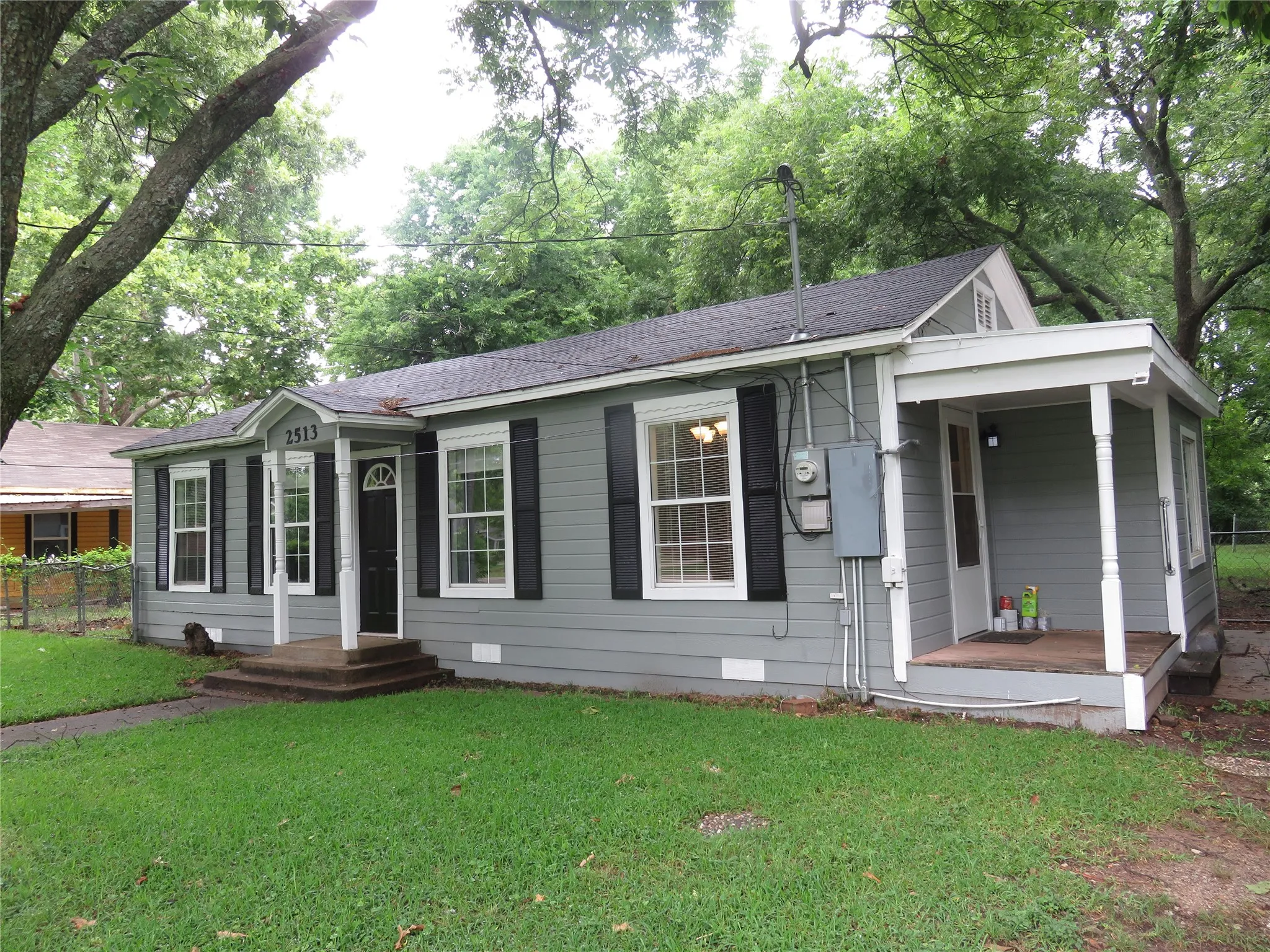 Single Family Residence For Rent in Grayson County , 2513 W Walker Street, Denison, Texas 75020, 2 Bedroom, 1 Bathroom, Garage spaces, 994 Sqft, built in 1920, mls#21411805, Real Estate Agent in Denison, Homes For Rent in Grayson county, Homes For Rent in Denison, Realtor in Denison Texas, Real Estate Brokerage Independent Realty Texas, Luminita Cordes Realtor