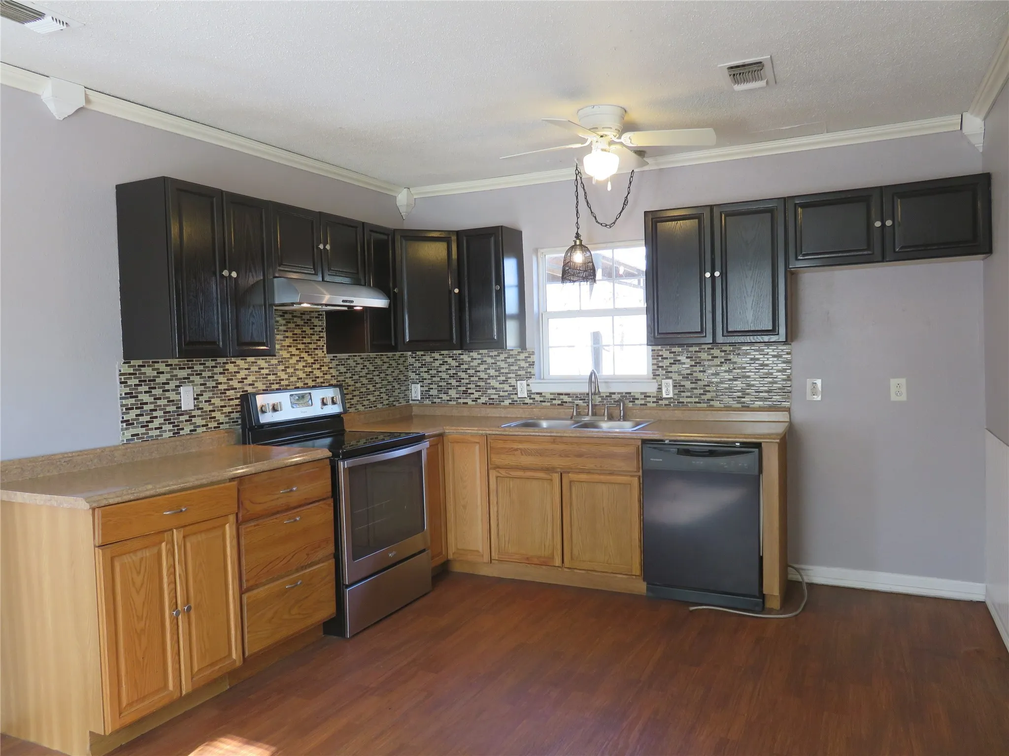 Single Family Residence For Rent in Grayson County , 2513 W Walker Street, Denison, Texas 75020, 2 Bedroom, 1 Bathroom, Garage spaces, 994 Sqft, built in 1920, mls#21411805, Real Estate Agent in Denison, Homes For Rent in Grayson county, Homes For Rent in Denison, Realtor in Denison Texas, Real Estate Brokerage Independent Realty Texas, Luminita Cordes Realtor