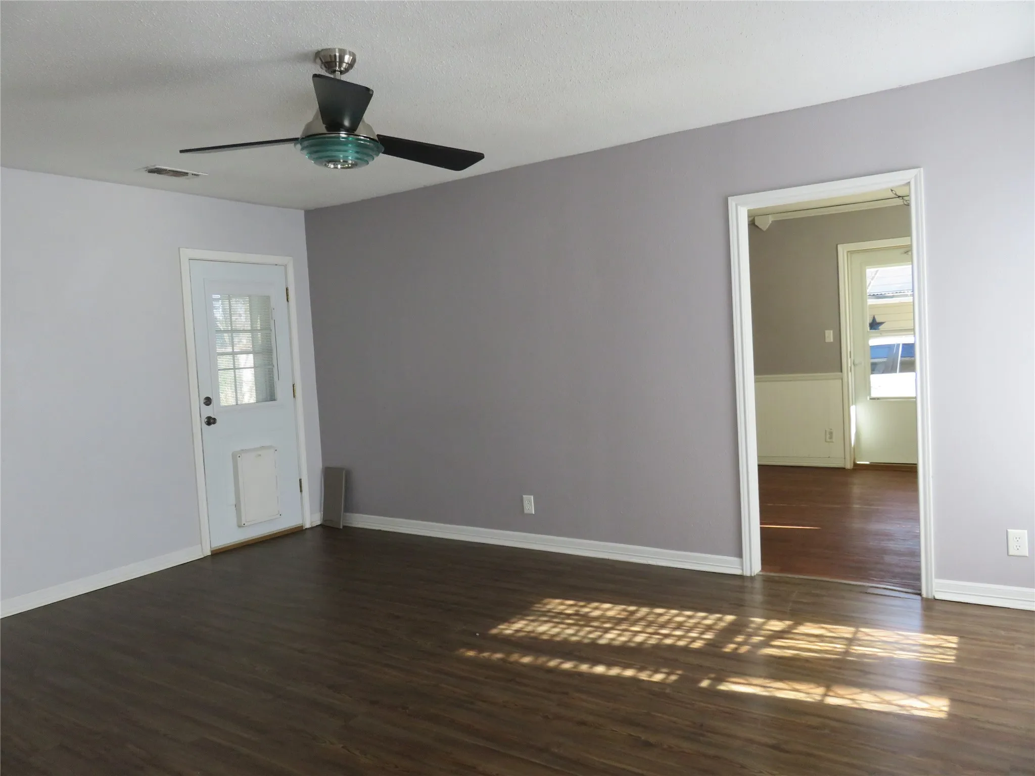 Single Family Residence For Rent in Grayson County , 2513 W Walker Street, Denison, Texas 75020, 2 Bedroom, 1 Bathroom, Garage spaces, 994 Sqft, built in 1920, mls#21411805, Real Estate Agent in Denison, Homes For Rent in Grayson county, Homes For Rent in Denison, Realtor in Denison Texas, Real Estate Brokerage Independent Realty Texas, Luminita Cordes Realtor