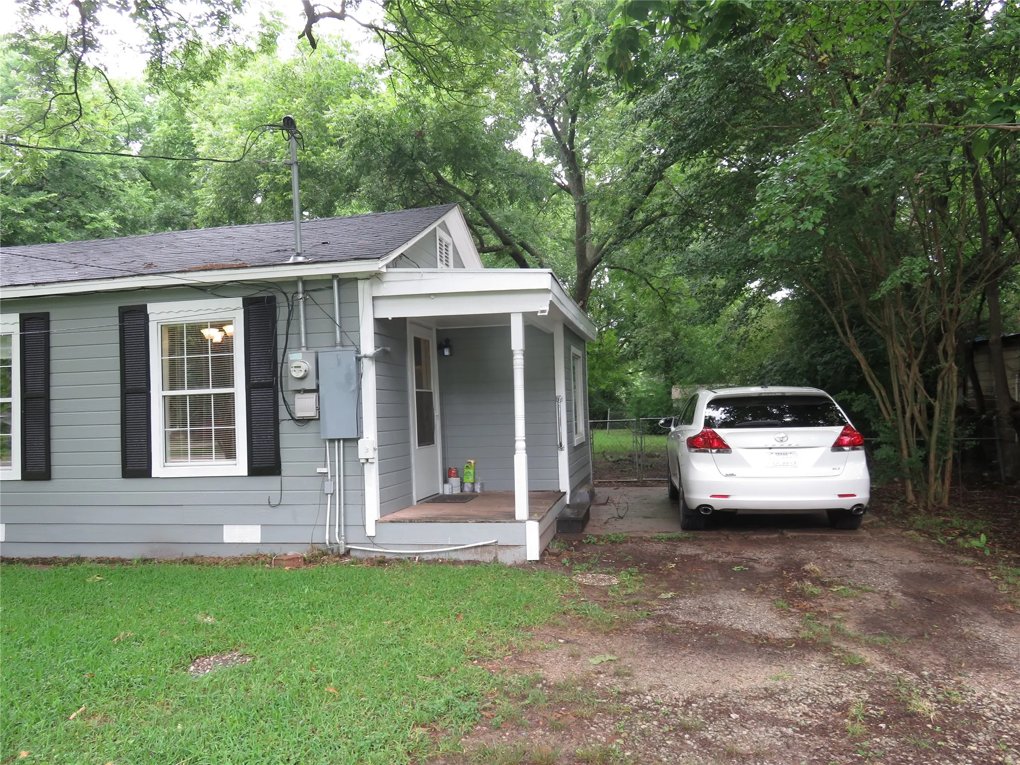 Single Family Residence For Rent in Grayson County , 2513 W Walker Street, Denison, Texas 75020, 2 Bedroom, 1 Bathroom, Garage spaces, 994 Sqft, built in 1920, mls#21411805, Real Estate Agent in Denison, Homes For Rent in Grayson county, Homes For Rent in Denison, Realtor in Denison Texas, Real Estate Brokerage Independent Realty Texas, Luminita Cordes Realtor