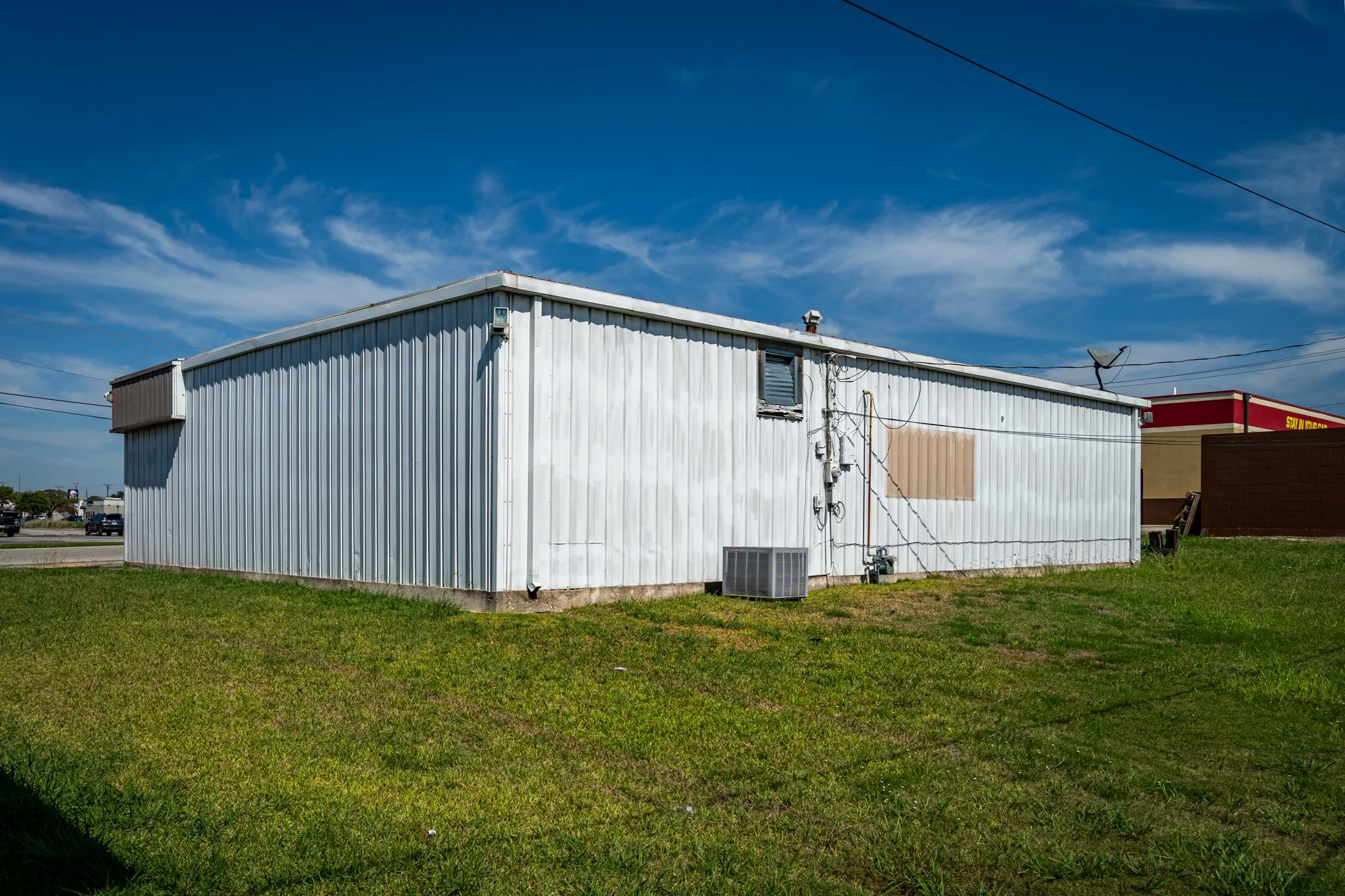 Rear of structure.  Backs up to Applebees.