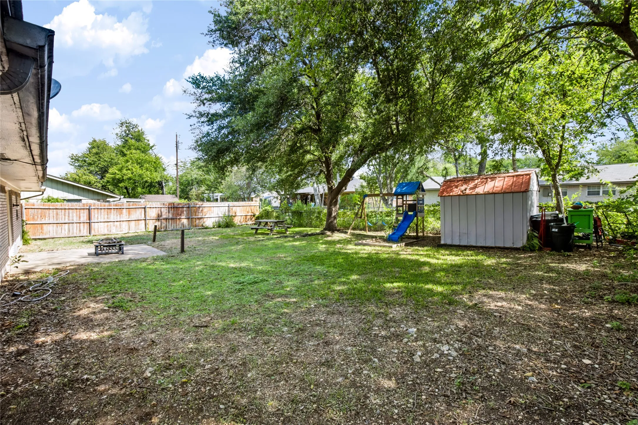 Single Family Residence For Sale in Ellis County , 1508 Yucca Street, Midlothian, Texas 76065, 3 Bedroom, 2 Bathroom, 2 Garage spaces, 1,488 Sqft, built in 1972, mls#21411763, Real Estate Agent in Midlothian, Homes For Sale in Ellis county, Homes For Sale in Midlothian, Realtor in Midlothian Texas, Real Estate Brokerage Independent Realty Texas, Luminita Cordes Realtor