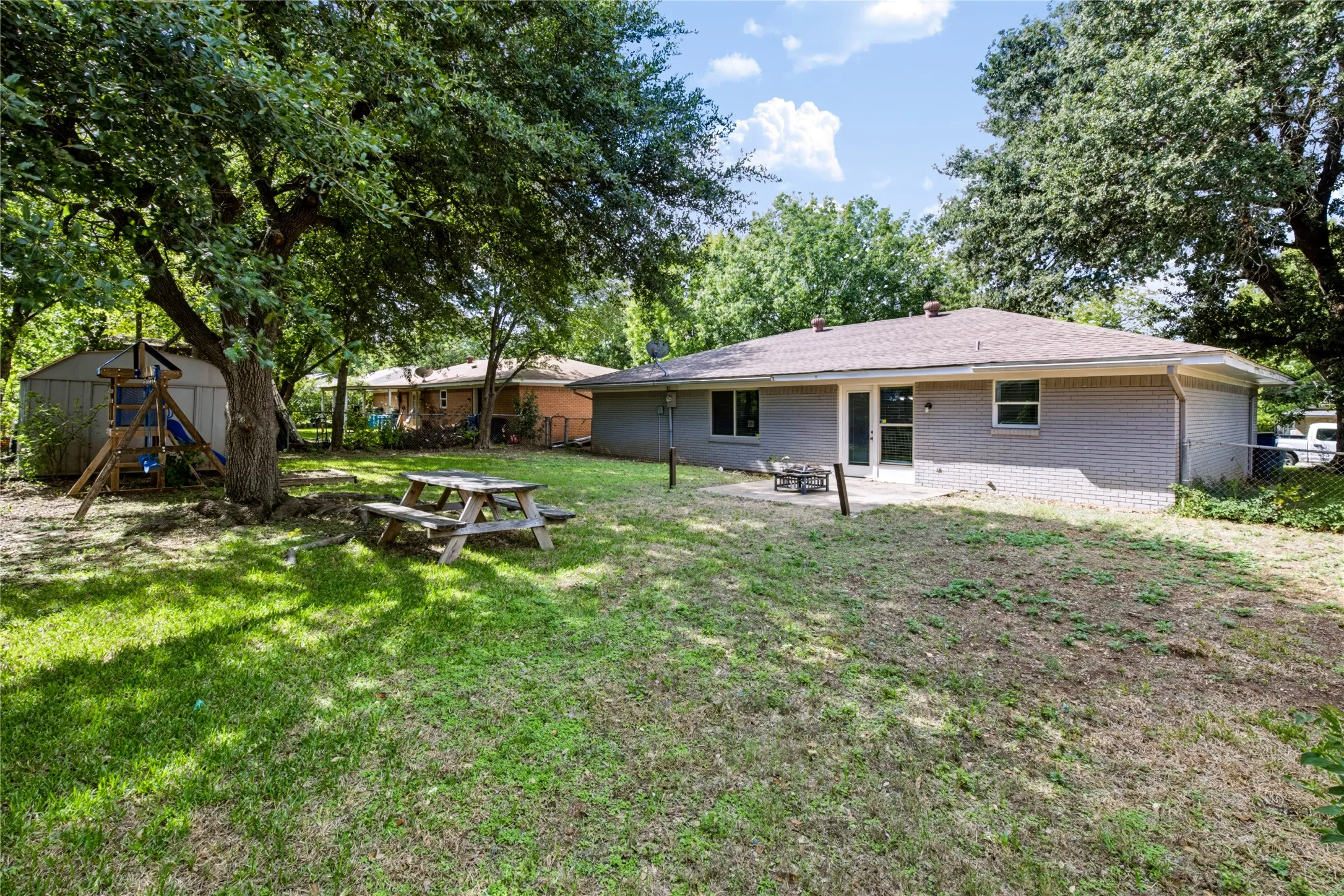 Single Family Residence For Sale in Ellis County , 1508 Yucca Street, Midlothian, Texas 76065, 3 Bedroom, 2 Bathroom, 2 Garage spaces, 1,488 Sqft, built in 1972, mls#21411763, Real Estate Agent in Midlothian, Homes For Sale in Ellis county, Homes For Sale in Midlothian, Realtor in Midlothian Texas, Real Estate Brokerage Independent Realty Texas, Luminita Cordes Realtor