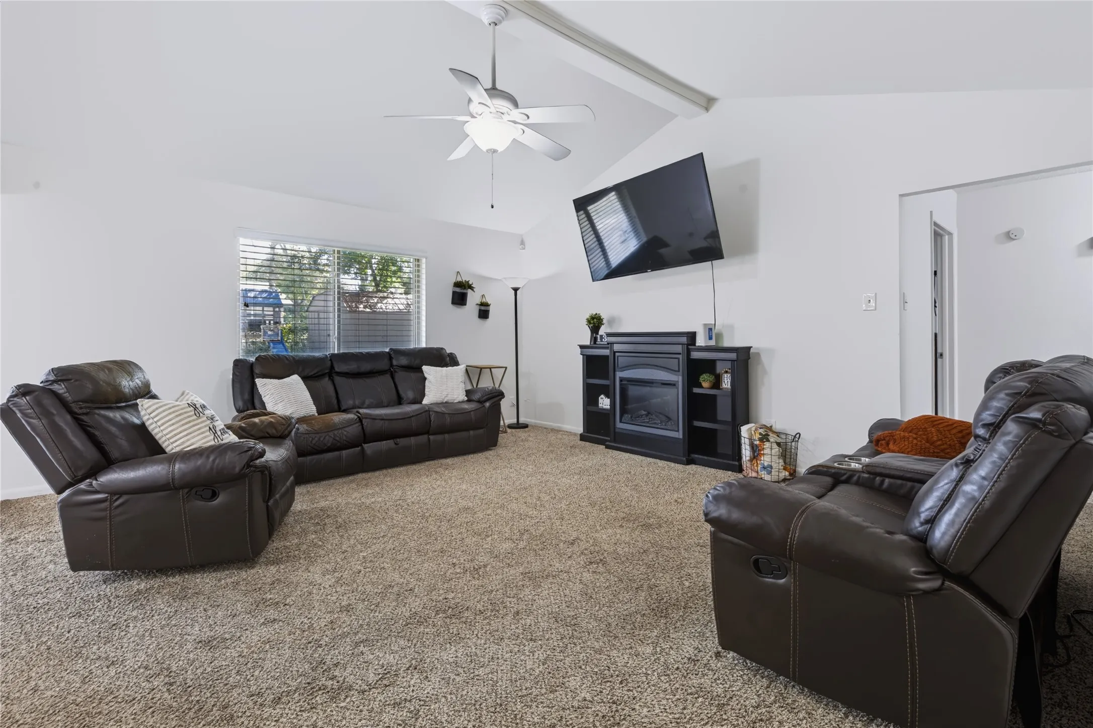 Single Family Residence For Sale in Ellis County , 1508 Yucca Street, Midlothian, Texas 76065, 3 Bedroom, 2 Bathroom, 2 Garage spaces, 1,488 Sqft, built in 1972, mls#21411763, Real Estate Agent in Midlothian, Homes For Sale in Ellis county, Homes For Sale in Midlothian, Realtor in Midlothian Texas, Real Estate Brokerage Independent Realty Texas, Luminita Cordes Realtor
