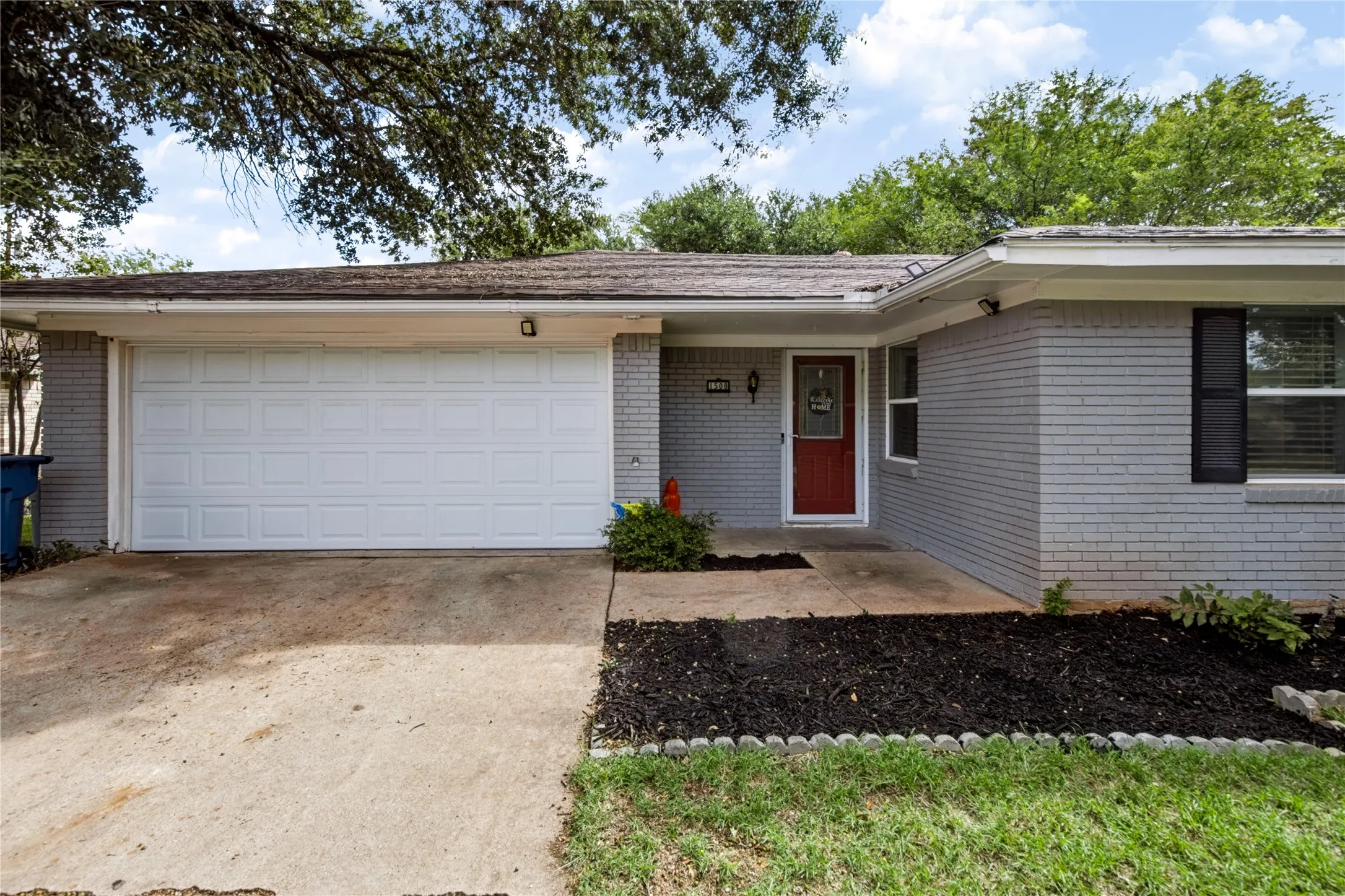 Single Family Residence For Sale in Ellis County , 1508 Yucca Street, Midlothian, Texas 76065, 3 Bedroom, 2 Bathroom, 2 Garage spaces, 1,488 Sqft, built in 1972, mls#21411763, Real Estate Agent in Midlothian, Homes For Sale in Ellis county, Homes For Sale in Midlothian, Realtor in Midlothian Texas, Real Estate Brokerage Independent Realty Texas, Luminita Cordes Realtor