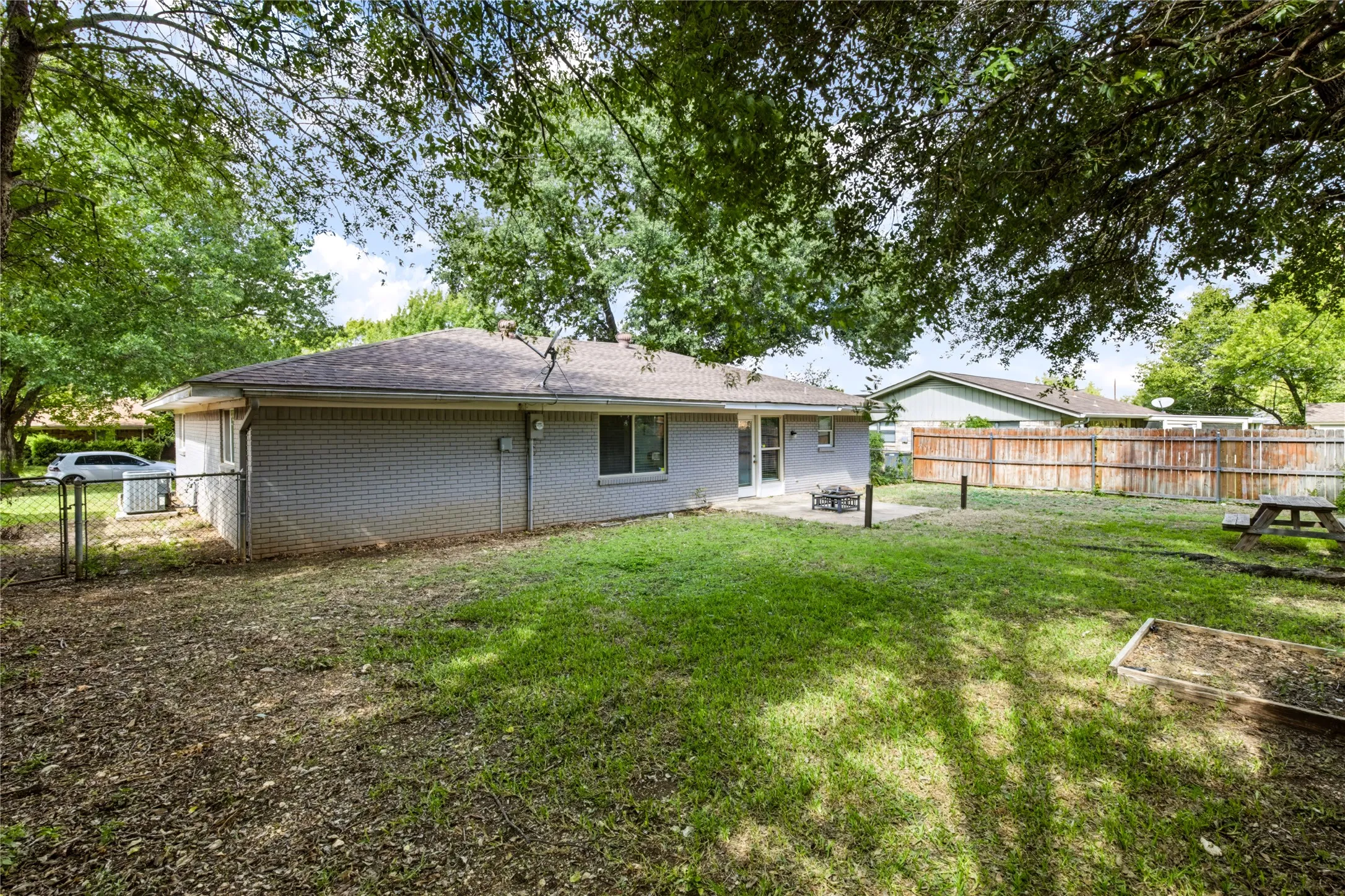 Single Family Residence For Sale in Ellis County , 1508 Yucca Street, Midlothian, Texas 76065, 3 Bedroom, 2 Bathroom, 2 Garage spaces, 1,488 Sqft, built in 1972, mls#21411763, Real Estate Agent in Midlothian, Homes For Sale in Ellis county, Homes For Sale in Midlothian, Realtor in Midlothian Texas, Real Estate Brokerage Independent Realty Texas, Luminita Cordes Realtor