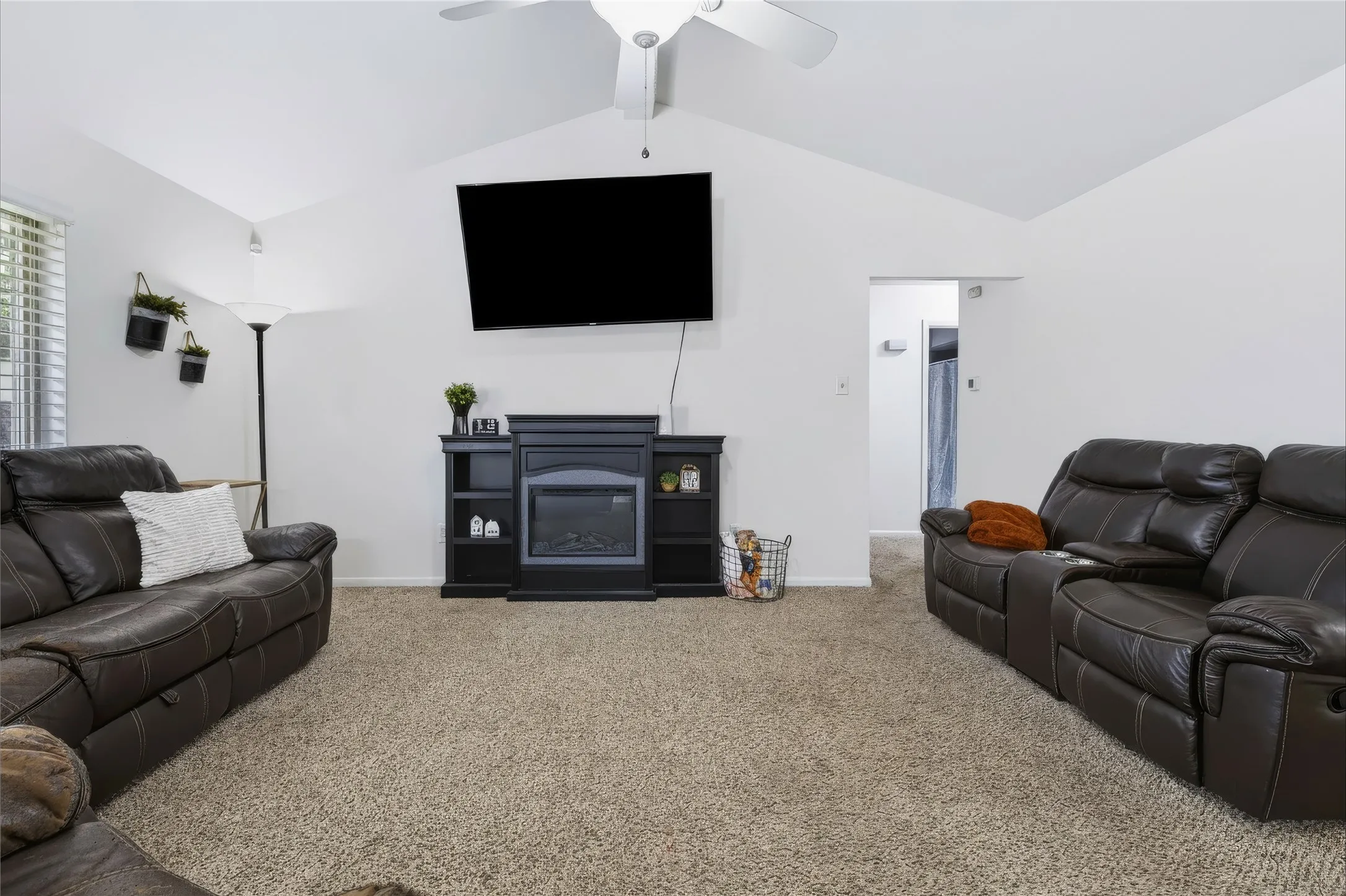 Single Family Residence For Sale in Ellis County , 1508 Yucca Street, Midlothian, Texas 76065, 3 Bedroom, 2 Bathroom, 2 Garage spaces, 1,488 Sqft, built in 1972, mls#21411763, Real Estate Agent in Midlothian, Homes For Sale in Ellis county, Homes For Sale in Midlothian, Realtor in Midlothian Texas, Real Estate Brokerage Independent Realty Texas, Luminita Cordes Realtor