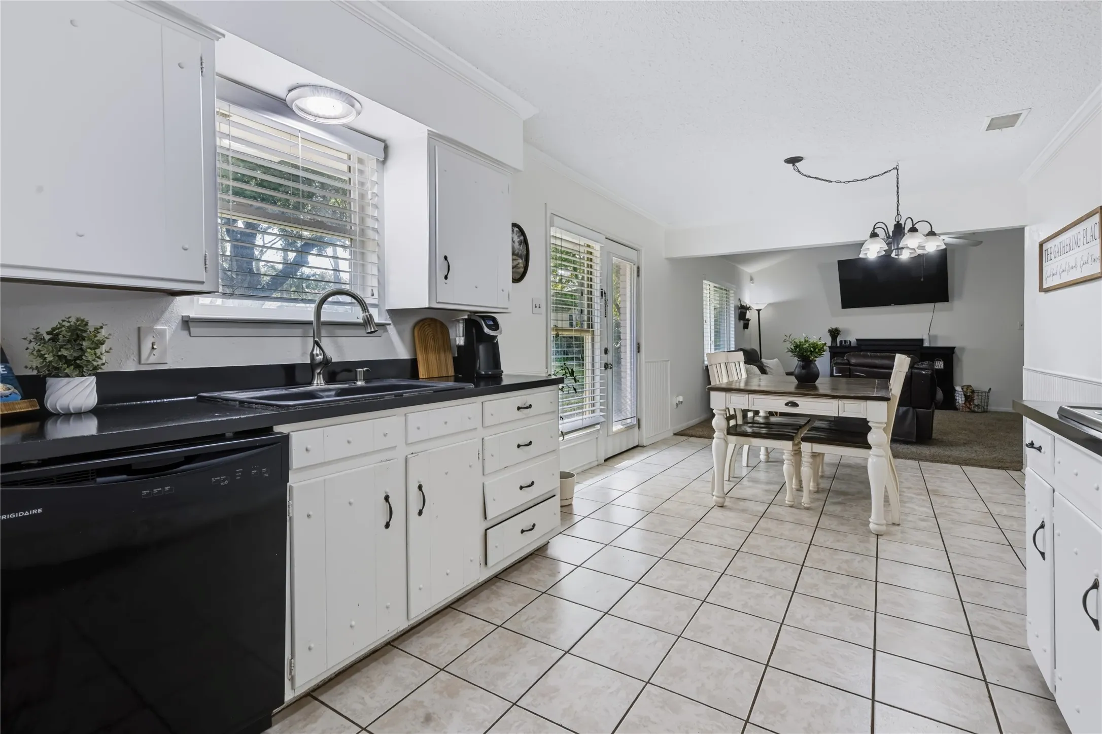 Single Family Residence For Sale in Ellis County , 1508 Yucca Street, Midlothian, Texas 76065, 3 Bedroom, 2 Bathroom, 2 Garage spaces, 1,488 Sqft, built in 1972, mls#21411763, Real Estate Agent in Midlothian, Homes For Sale in Ellis county, Homes For Sale in Midlothian, Realtor in Midlothian Texas, Real Estate Brokerage Independent Realty Texas, Luminita Cordes Realtor