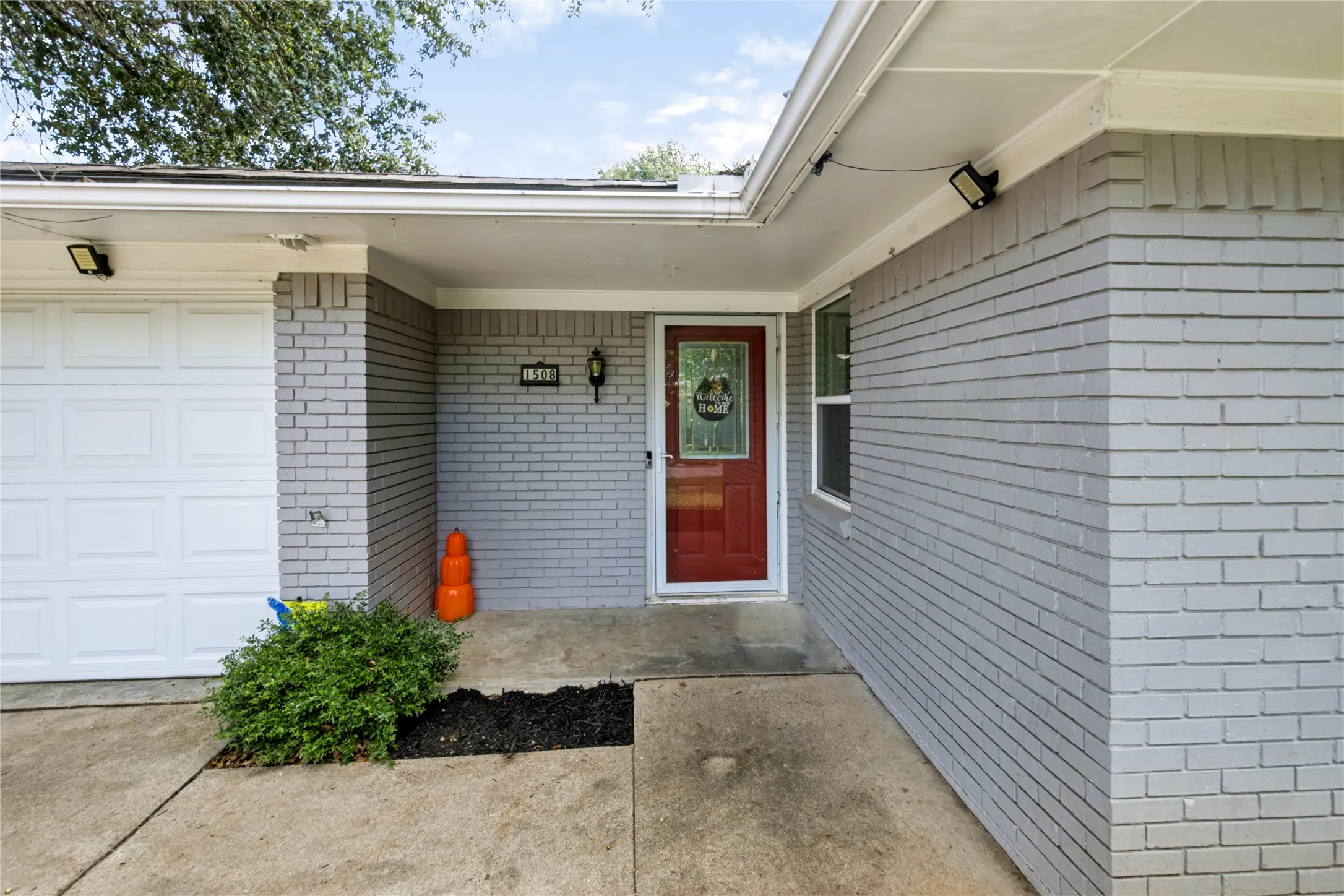 Single Family Residence For Sale in Ellis County , 1508 Yucca Street, Midlothian, Texas 76065, 3 Bedroom, 2 Bathroom, 2 Garage spaces, 1,488 Sqft, built in 1972, mls#21411763, Real Estate Agent in Midlothian, Homes For Sale in Ellis county, Homes For Sale in Midlothian, Realtor in Midlothian Texas, Real Estate Brokerage Independent Realty Texas, Luminita Cordes Realtor