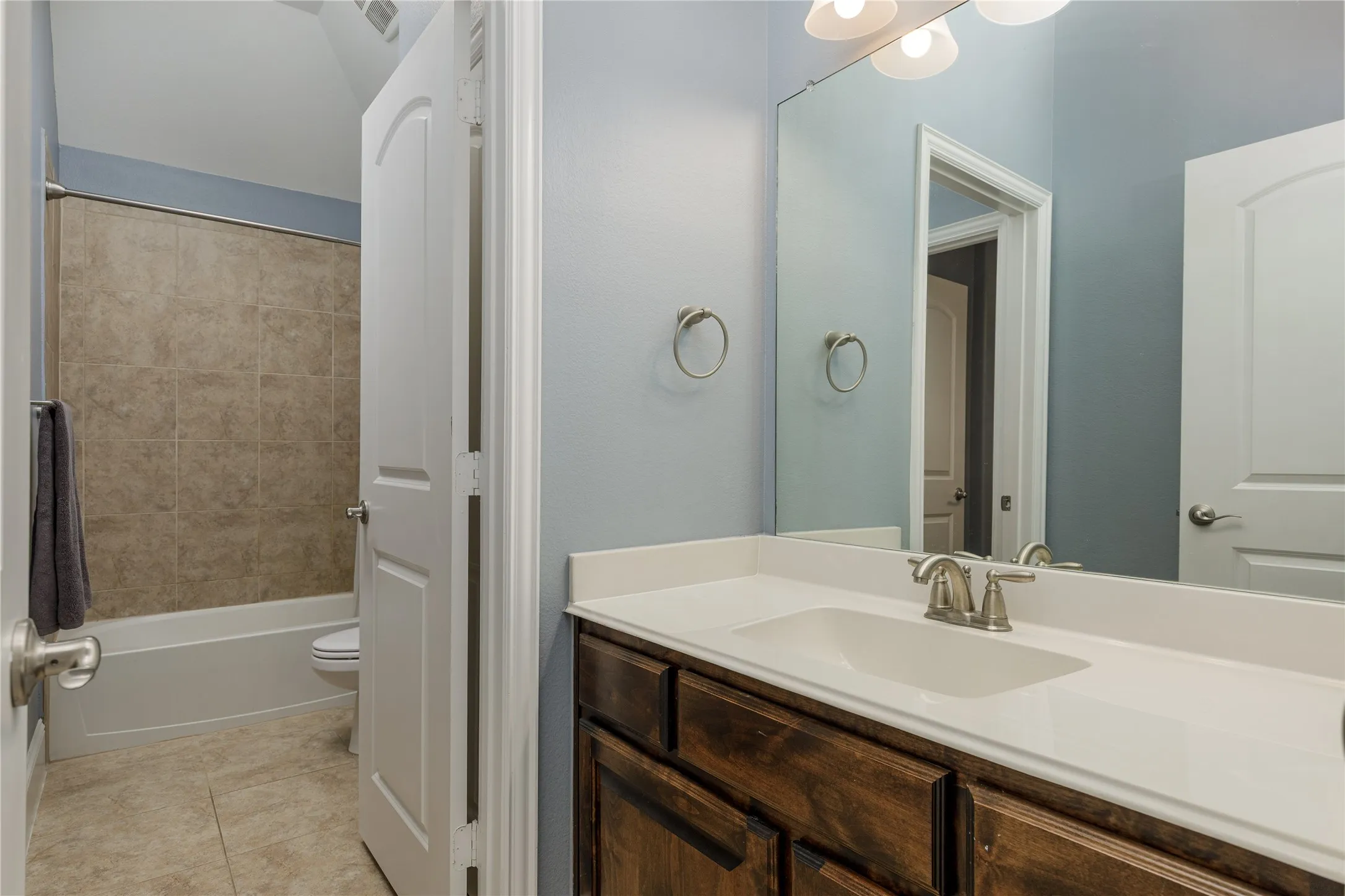 Single Family Residence For Sale in Collin County , 13888 Eleanor Avenue, Frisco, Texas 75035, 5 Bedroom, 5 Bathroom, 3 Garage spaces, 4,199 Sqft, built in 2014, mls#21411735, Real Estate Agent in Frisco, Homes For Sale in Collin county, Homes For Sale in Frisco, Realtor in Frisco Texas, Real Estate Brokerage Independent Realty Texas, Luminita Cordes Realtor