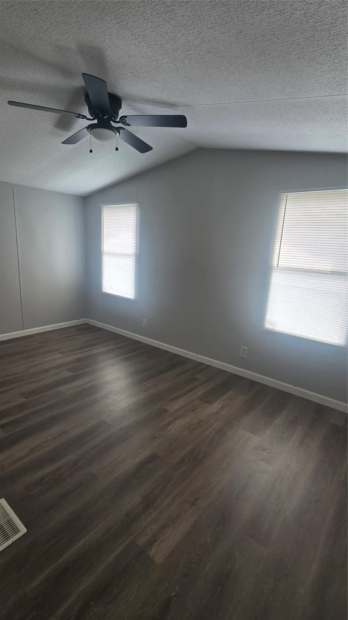Mobile Home For Rent in Tarrant County , 4253 Sun Drive, Fort Worth, Texas 76244, 3 Bedroom, 2 Bathroom, 2 Garage spaces, 1,216 Sqft, built in 1997, mls#21411875, Real Estate Agent in Fort Worth, Homes For Rent in Tarrant county, Homes For Rent in Fort Worth, Realtor in Fort Worth Texas, Real Estate Brokerage Independent Realty Texas, Luminita Cordes Realtor