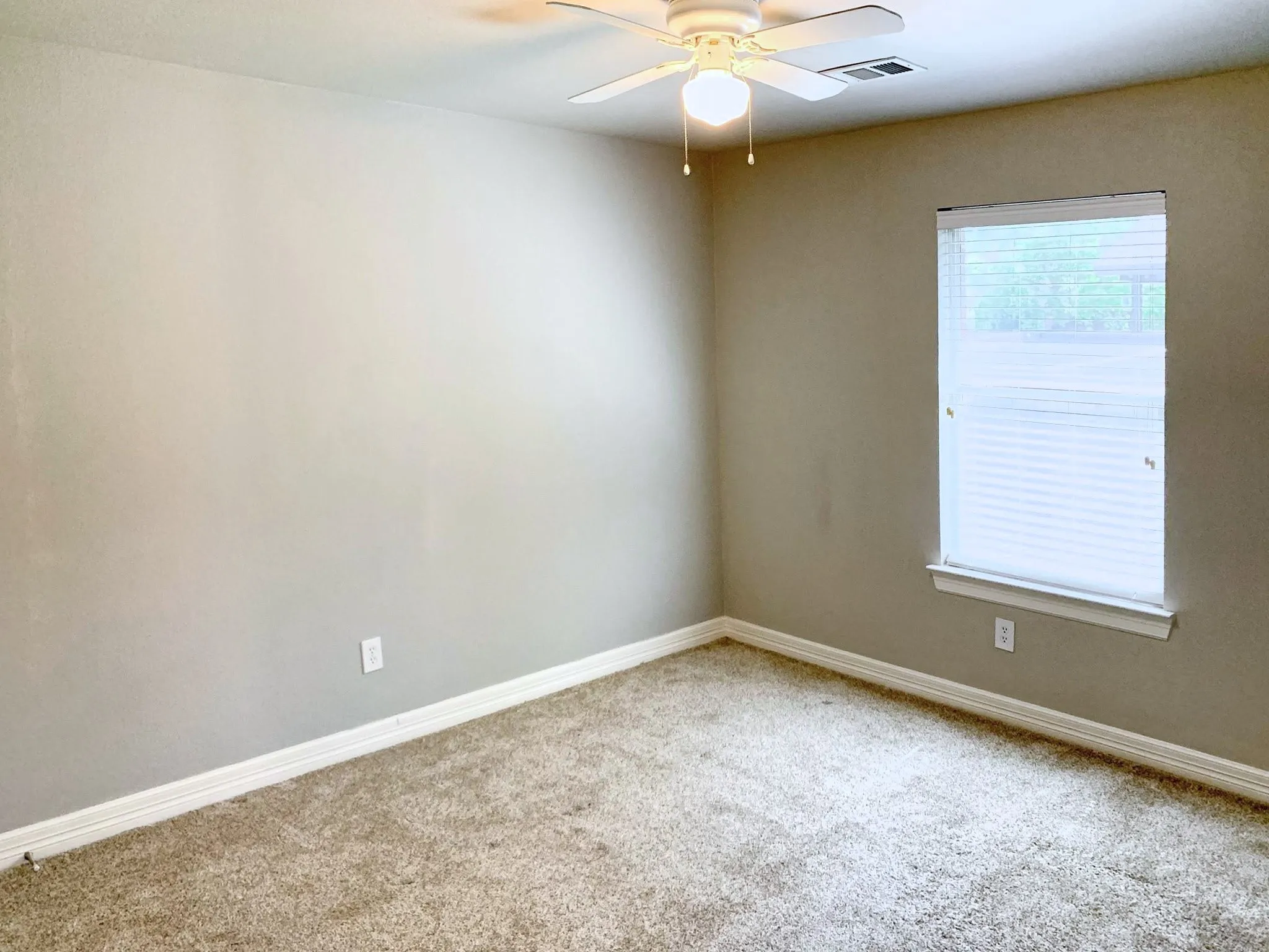 Single Family Residence For Rent in Denton County , 2016 Del Mar Court, Denton, Texas 76210, 4 Bedroom, 2 Bathroom, 2 Garage spaces, 1,988 Sqft, built in 2005, mls#21411870, Real Estate Agent in Denton, Homes For Rent in Denton county, Homes For Rent in Denton, Realtor in Denton Texas, Real Estate Brokerage Independent Realty Texas, Luminita Cordes Realtor