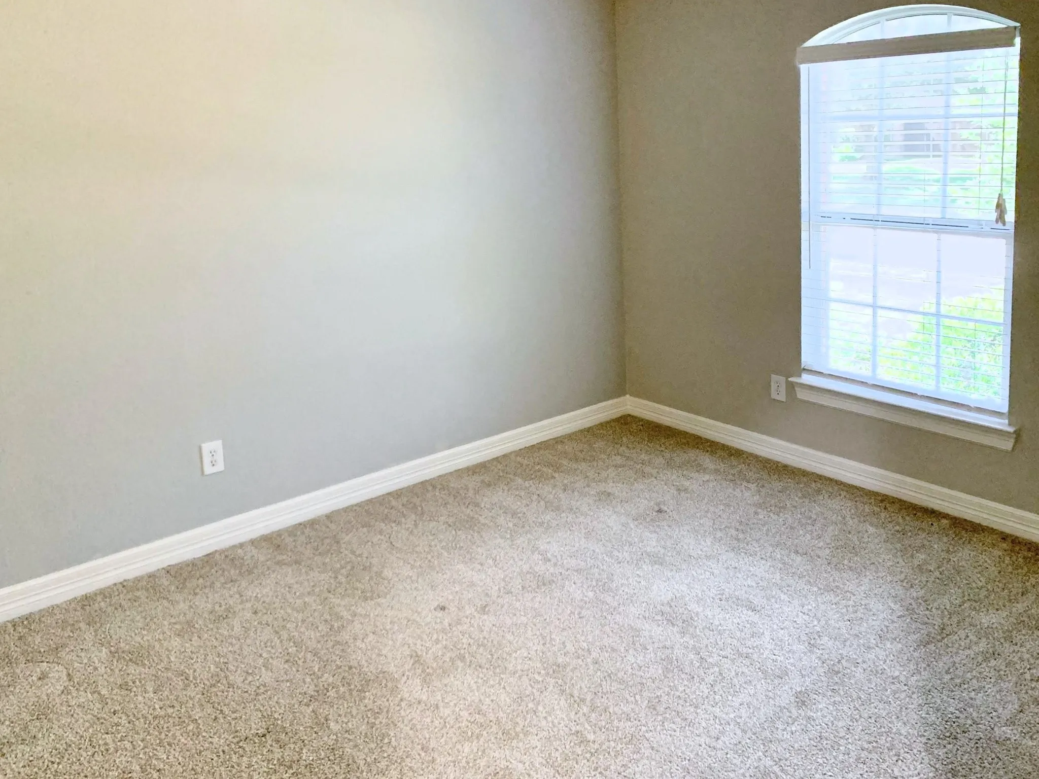 Single Family Residence For Rent in Denton County , 2016 Del Mar Court, Denton, Texas 76210, 4 Bedroom, 2 Bathroom, 2 Garage spaces, 1,988 Sqft, built in 2005, mls#21411870, Real Estate Agent in Denton, Homes For Rent in Denton county, Homes For Rent in Denton, Realtor in Denton Texas, Real Estate Brokerage Independent Realty Texas, Luminita Cordes Realtor