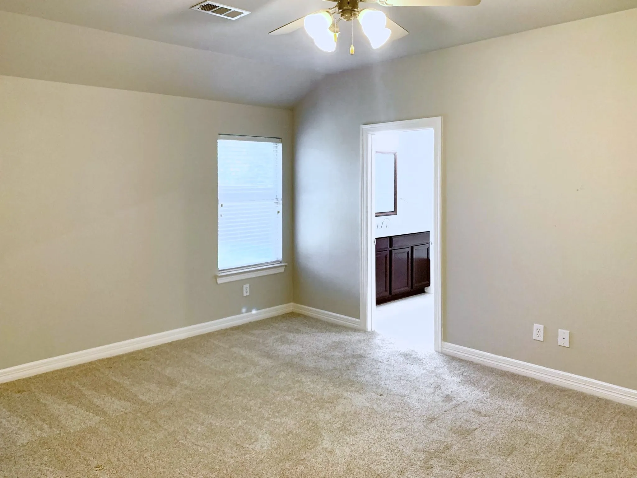 Single Family Residence For Rent in Denton County , 2016 Del Mar Court, Denton, Texas 76210, 4 Bedroom, 2 Bathroom, 2 Garage spaces, 1,988 Sqft, built in 2005, mls#21411870, Real Estate Agent in Denton, Homes For Rent in Denton county, Homes For Rent in Denton, Realtor in Denton Texas, Real Estate Brokerage Independent Realty Texas, Luminita Cordes Realtor