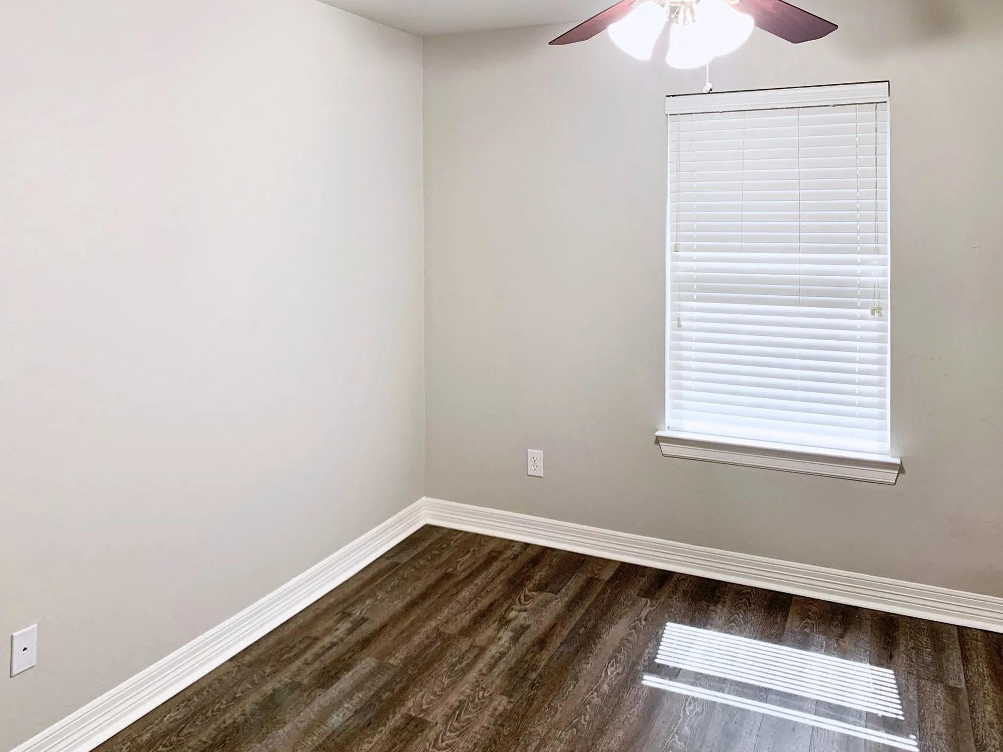 Single Family Residence For Rent in Denton County , 2016 Del Mar Court, Denton, Texas 76210, 4 Bedroom, 2 Bathroom, 2 Garage spaces, 1,988 Sqft, built in 2005, mls#21411870, Real Estate Agent in Denton, Homes For Rent in Denton county, Homes For Rent in Denton, Realtor in Denton Texas, Real Estate Brokerage Independent Realty Texas, Luminita Cordes Realtor