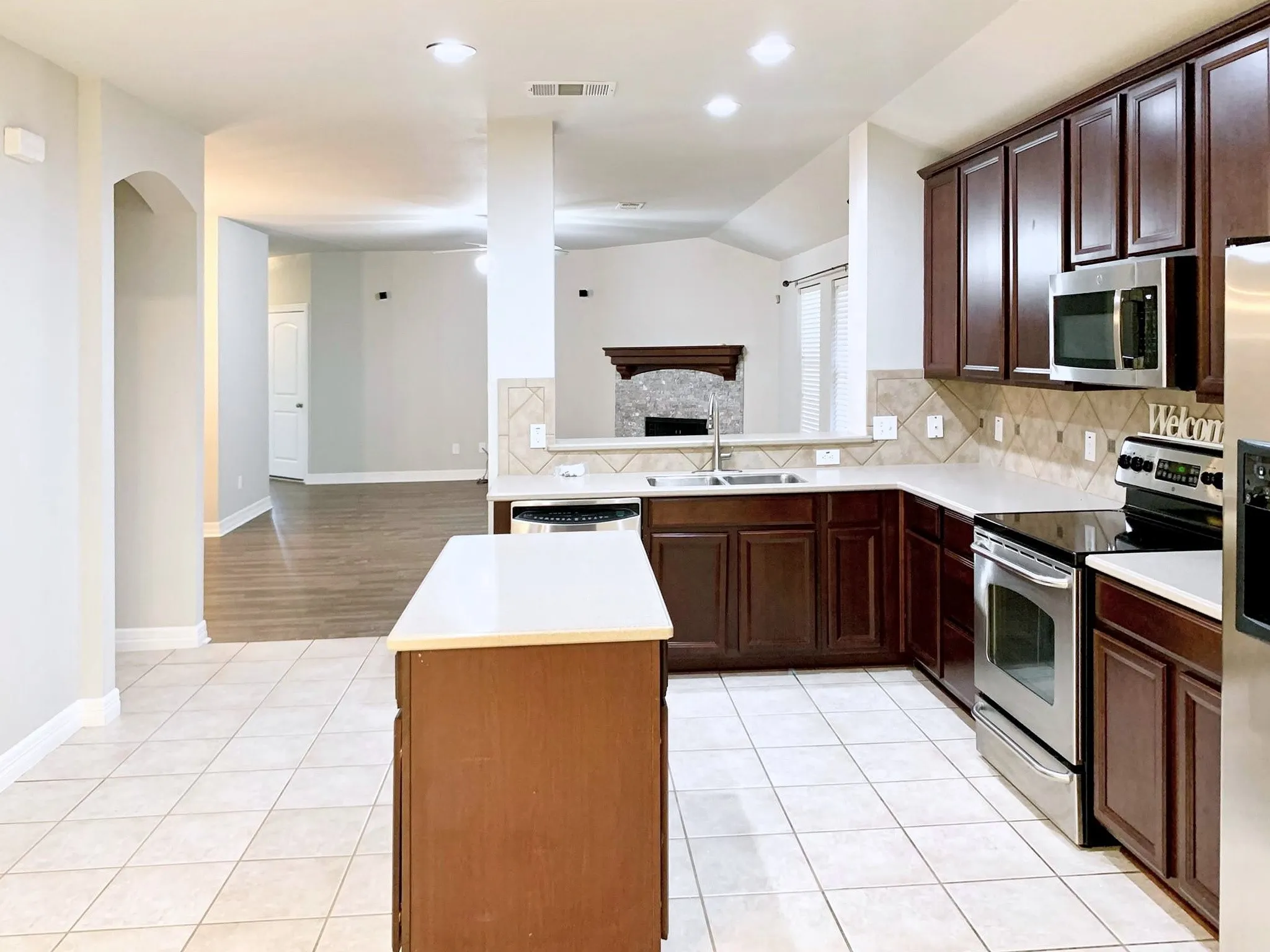 Single Family Residence For Rent in Denton County , 2016 Del Mar Court, Denton, Texas 76210, 4 Bedroom, 2 Bathroom, 2 Garage spaces, 1,988 Sqft, built in 2005, mls#21411870, Real Estate Agent in Denton, Homes For Rent in Denton county, Homes For Rent in Denton, Realtor in Denton Texas, Real Estate Brokerage Independent Realty Texas, Luminita Cordes Realtor