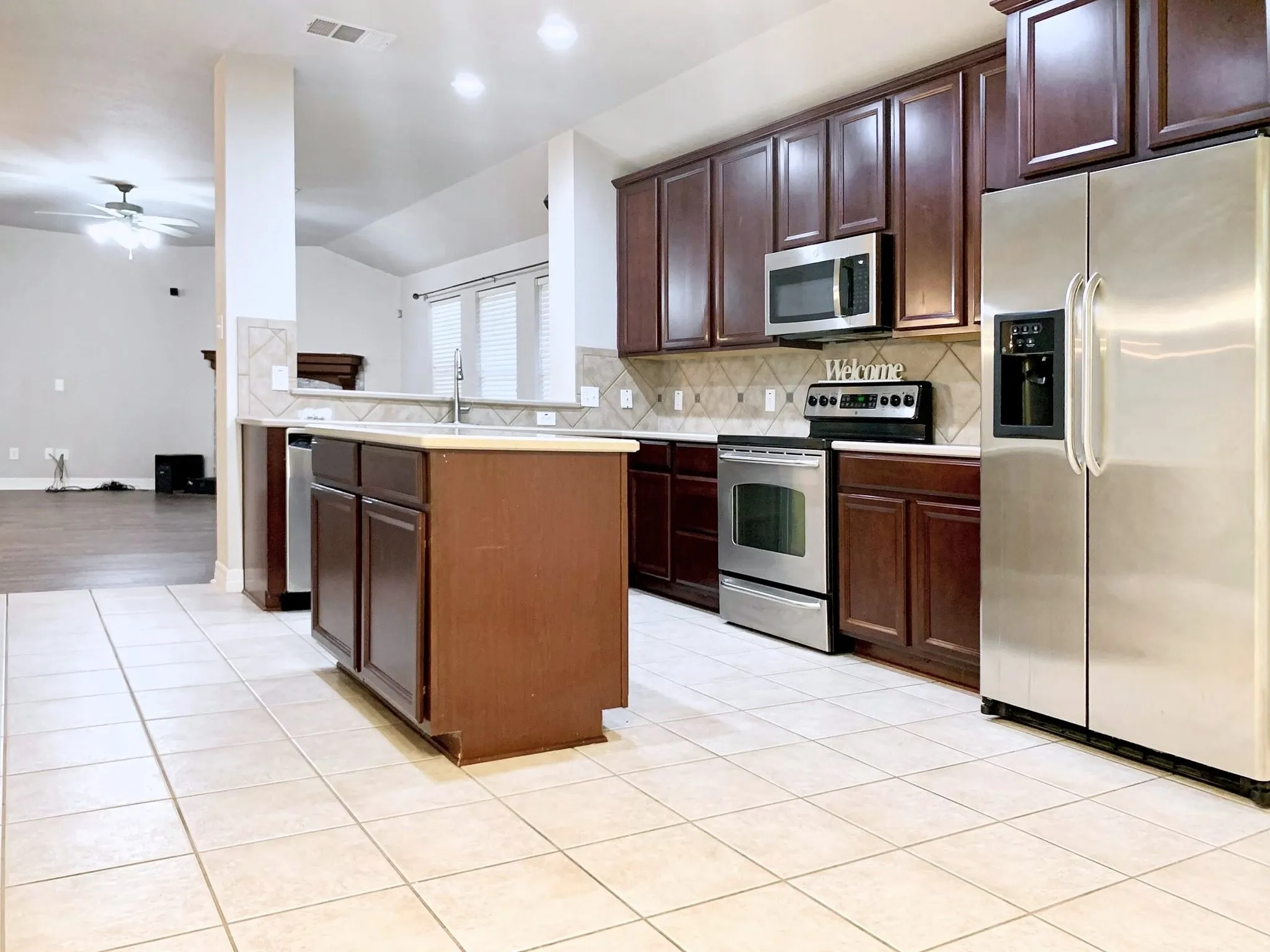 Single Family Residence For Rent in Denton County , 2016 Del Mar Court, Denton, Texas 76210, 4 Bedroom, 2 Bathroom, 2 Garage spaces, 1,988 Sqft, built in 2005, mls#21411870, Real Estate Agent in Denton, Homes For Rent in Denton county, Homes For Rent in Denton, Realtor in Denton Texas, Real Estate Brokerage Independent Realty Texas, Luminita Cordes Realtor