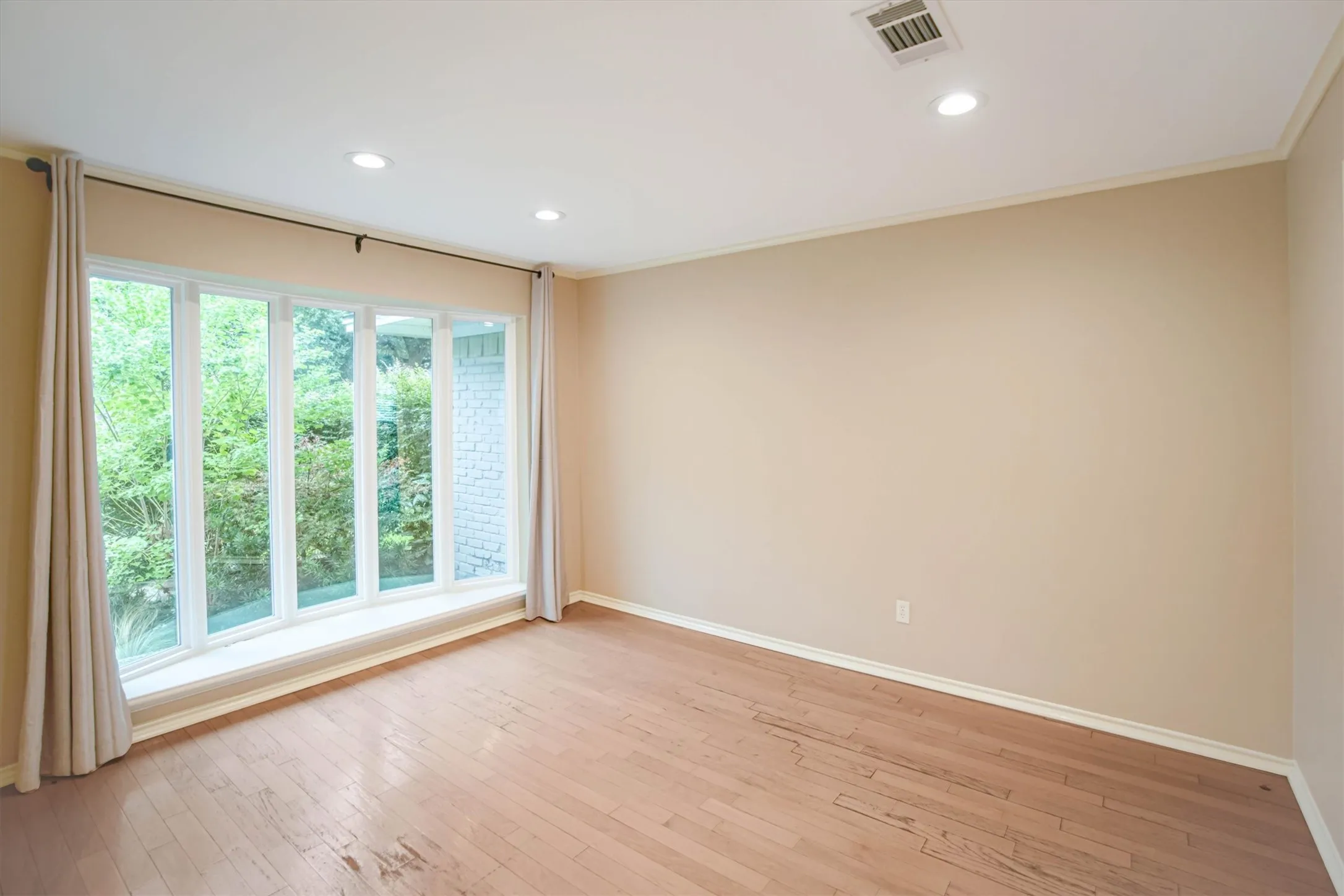 Single Family Residence For Rent in Collin County , 5 Ridgeview Circle, Richardson, Texas 75080, 4 Bedroom, 3 Bathroom, 2 Garage spaces, 2,408 Sqft, built in 1971, mls#21409243, Real Estate Agent in Richardson, Homes For Rent in Collin county, Homes For Rent in Richardson, Realtor in Richardson Texas, Real Estate Brokerage Independent Realty Texas, Luminita Cordes Realtor