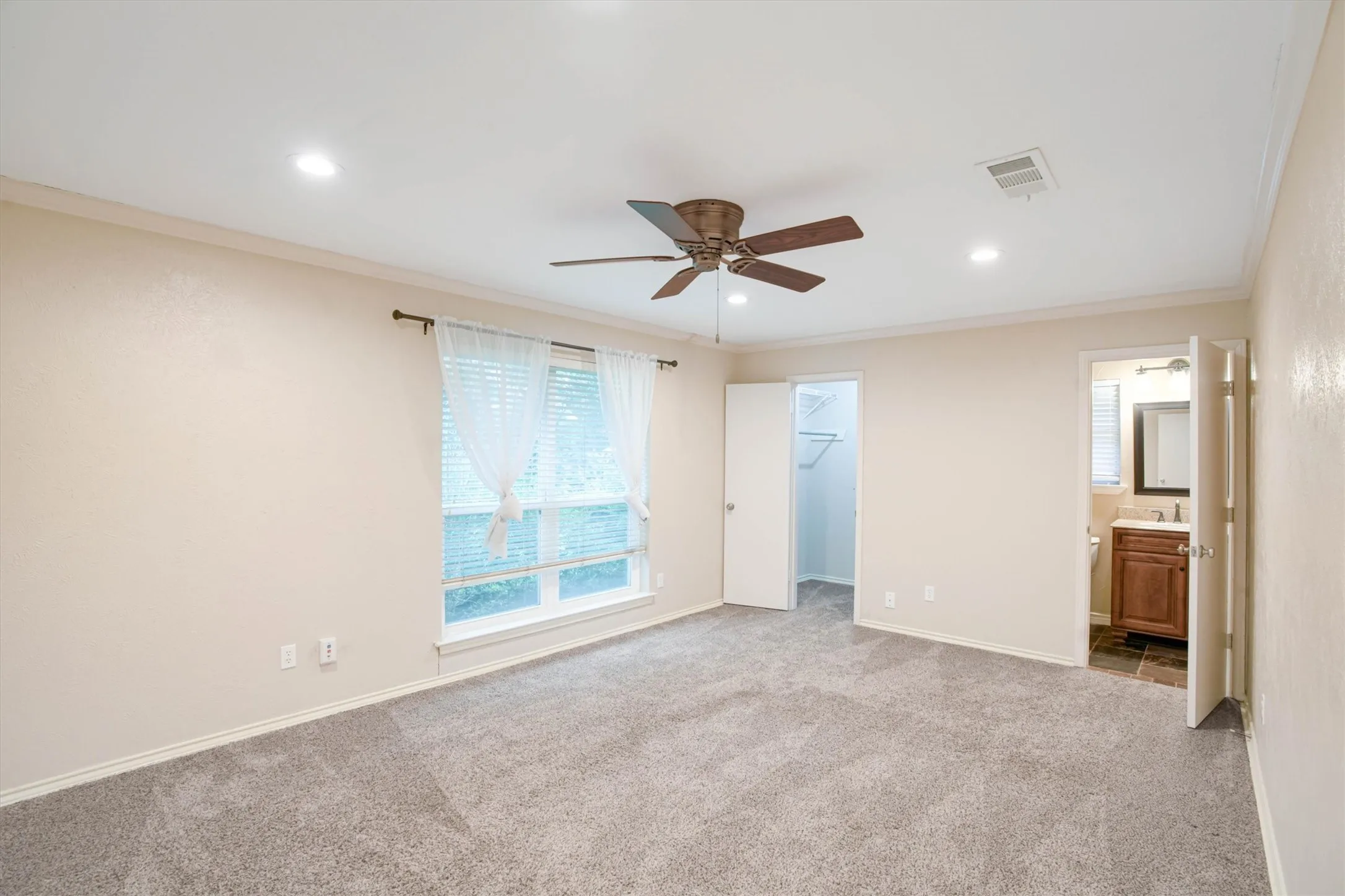 Single Family Residence For Rent in Collin County , 5 Ridgeview Circle, Richardson, Texas 75080, 4 Bedroom, 3 Bathroom, 2 Garage spaces, 2,408 Sqft, built in 1971, mls#21409243, Real Estate Agent in Richardson, Homes For Rent in Collin county, Homes For Rent in Richardson, Realtor in Richardson Texas, Real Estate Brokerage Independent Realty Texas, Luminita Cordes Realtor