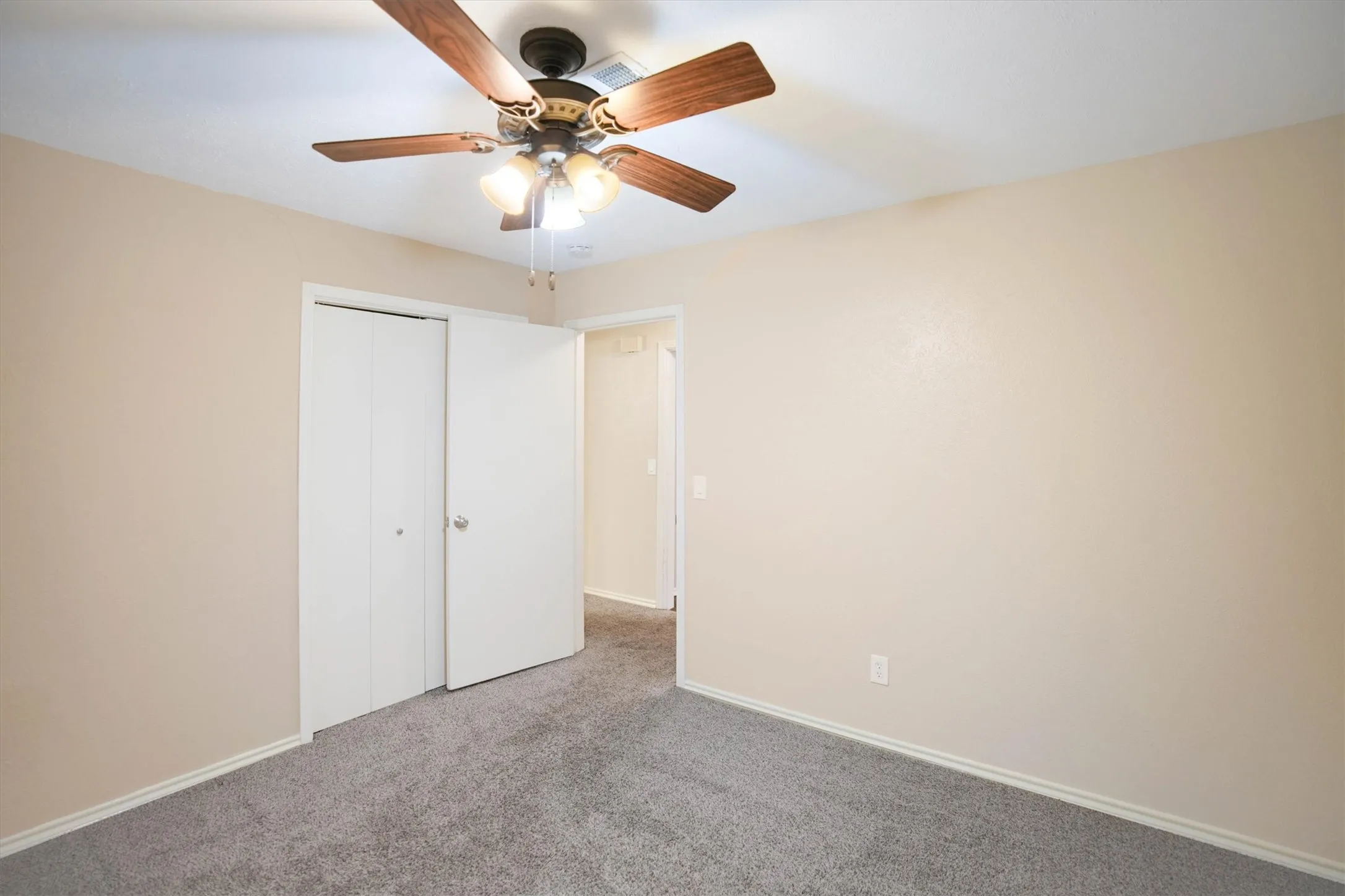 Single Family Residence For Rent in Collin County , 5 Ridgeview Circle, Richardson, Texas 75080, 4 Bedroom, 3 Bathroom, 2 Garage spaces, 2,408 Sqft, built in 1971, mls#21409243, Real Estate Agent in Richardson, Homes For Rent in Collin county, Homes For Rent in Richardson, Realtor in Richardson Texas, Real Estate Brokerage Independent Realty Texas, Luminita Cordes Realtor