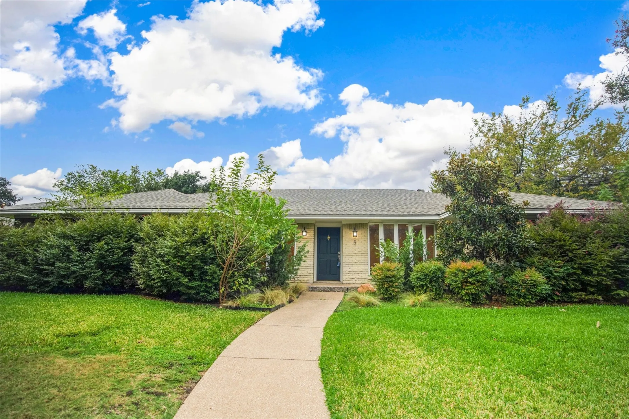 Single Family Residence For Rent in Collin County , 5 Ridgeview Circle, Richardson, Texas 75080, 4 Bedroom, 3 Bathroom, 2 Garage spaces, 2,408 Sqft, built in 1971, mls#21409243, Real Estate Agent in Richardson, Homes For Rent in Collin county, Homes For Rent in Richardson, Realtor in Richardson Texas, Real Estate Brokerage Independent Realty Texas, Luminita Cordes Realtor