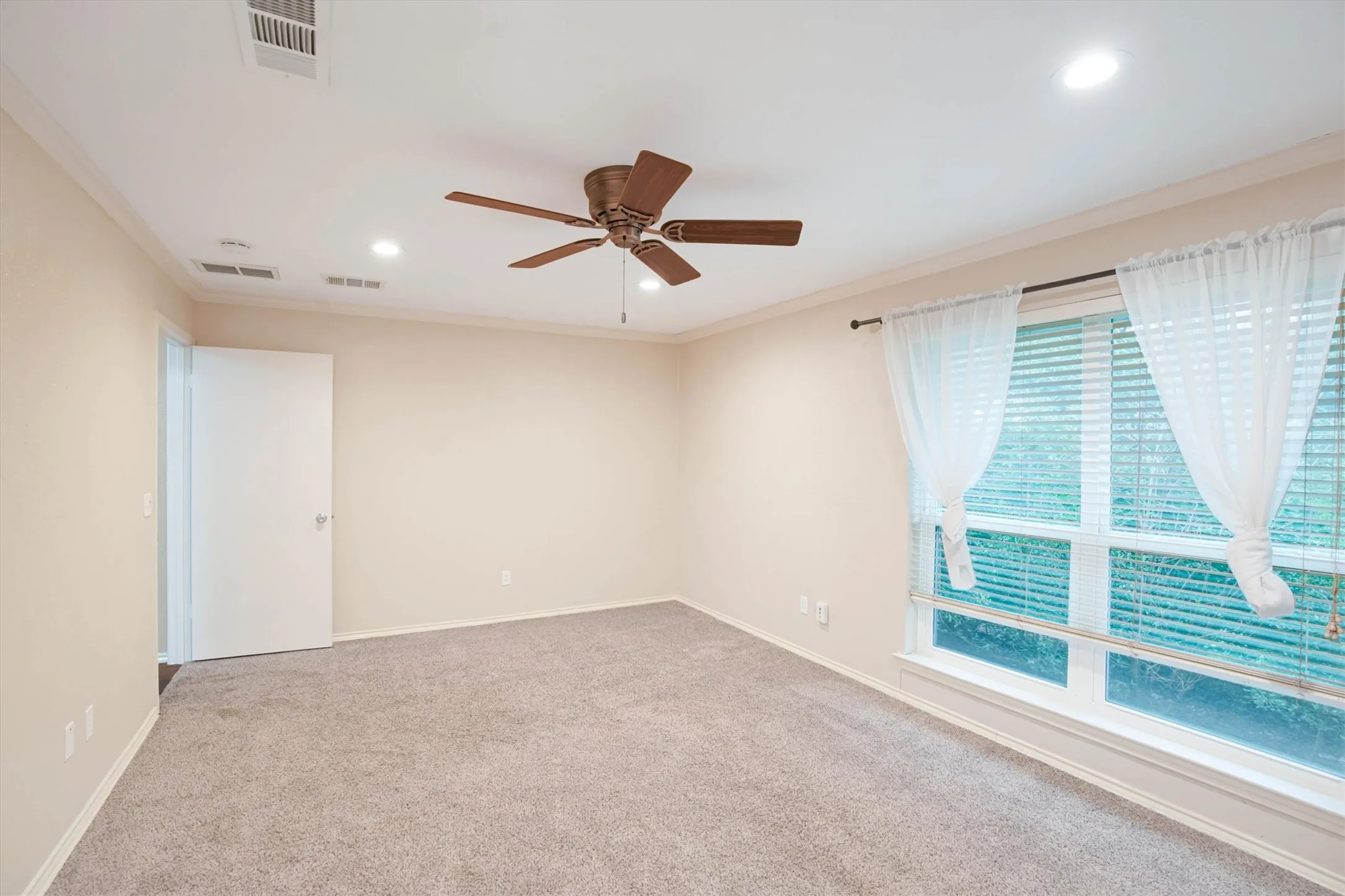 Single Family Residence For Rent in Collin County , 5 Ridgeview Circle, Richardson, Texas 75080, 4 Bedroom, 3 Bathroom, 2 Garage spaces, 2,408 Sqft, built in 1971, mls#21409243, Real Estate Agent in Richardson, Homes For Rent in Collin county, Homes For Rent in Richardson, Realtor in Richardson Texas, Real Estate Brokerage Independent Realty Texas, Luminita Cordes Realtor