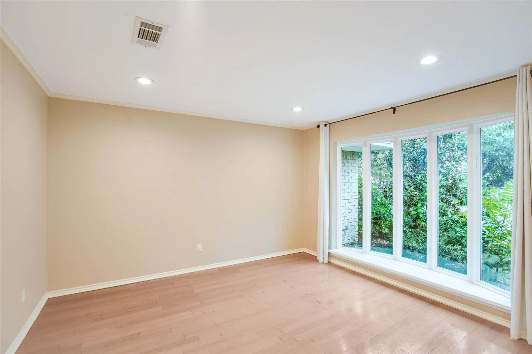 Single Family Residence For Rent in Collin County , 5 Ridgeview Circle, Richardson, Texas 75080, 4 Bedroom, 3 Bathroom, 2 Garage spaces, 2,408 Sqft, built in 1971, mls#21409243, Real Estate Agent in Richardson, Homes For Rent in Collin county, Homes For Rent in Richardson, Realtor in Richardson Texas, Real Estate Brokerage Independent Realty Texas, Luminita Cordes Realtor