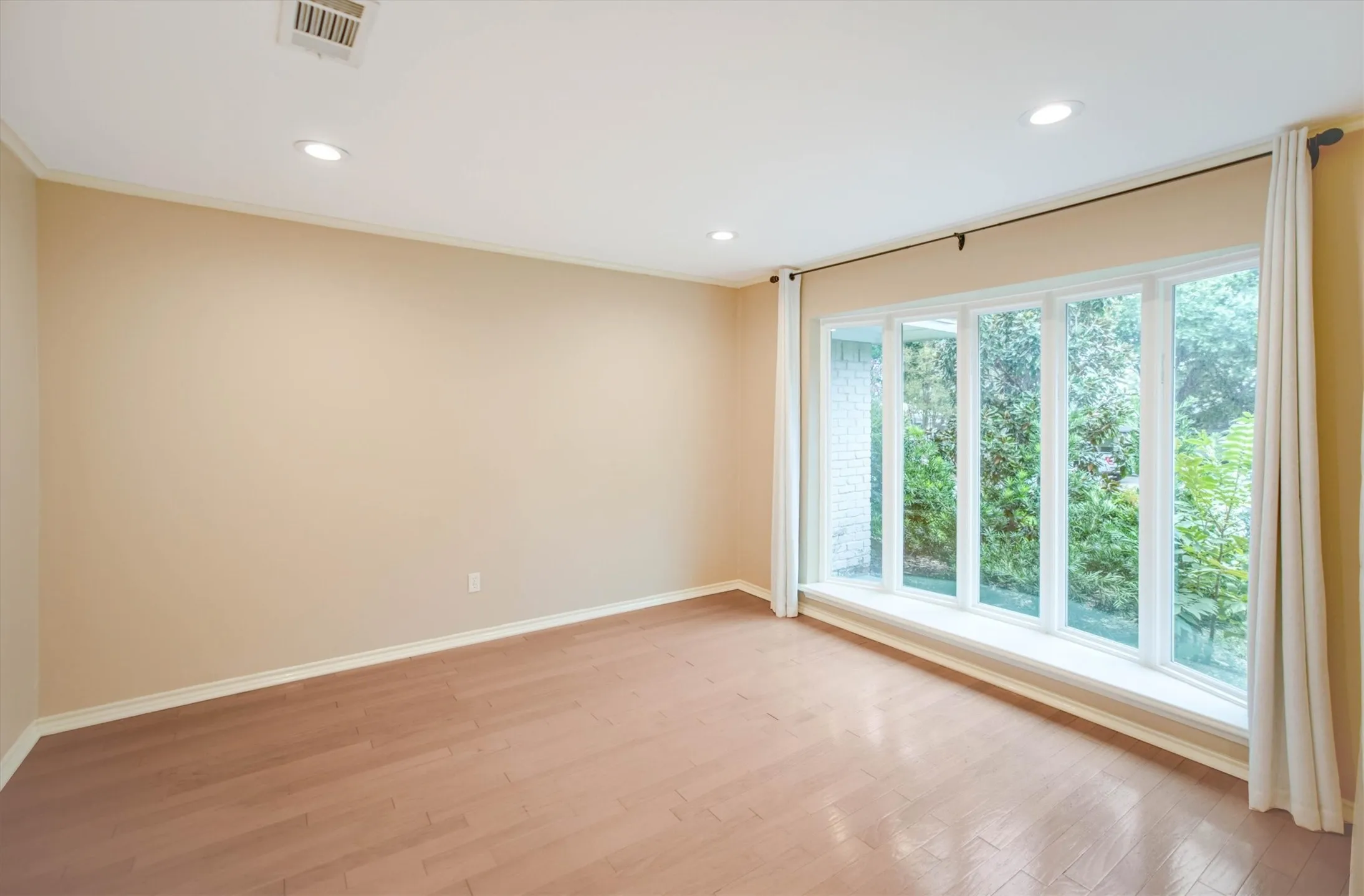Single Family Residence For Rent in Collin County , 5 Ridgeview Circle, Richardson, Texas 75080, 4 Bedroom, 3 Bathroom, 2 Garage spaces, 2,408 Sqft, built in 1971, mls#21409243, Real Estate Agent in Richardson, Homes For Rent in Collin county, Homes For Rent in Richardson, Realtor in Richardson Texas, Real Estate Brokerage Independent Realty Texas, Luminita Cordes Realtor