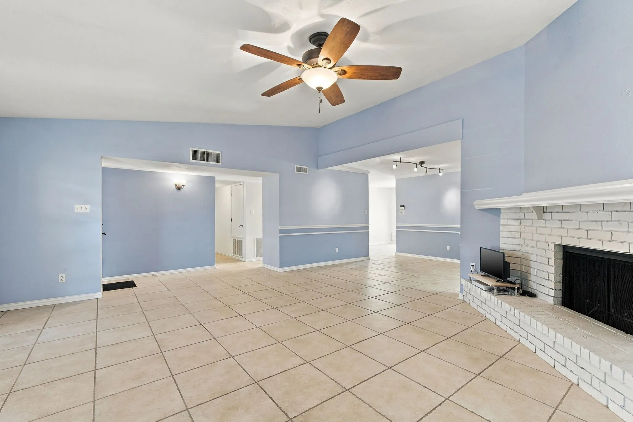 Single Family Residence For Sale in Collin County , 956 Lockhart Drive, Plano, Texas 75023, 3 Bedroom, 2 Bathroom, 2 Garage spaces, 1,521 Sqft, built in 1981, mls#21405967, Real Estate Agent in Plano, Homes For Sale in Collin county, Homes For Sale in Plano, Realtor in Plano Texas, Real Estate Brokerage Independent Realty Texas, Luminita Cordes Realtor