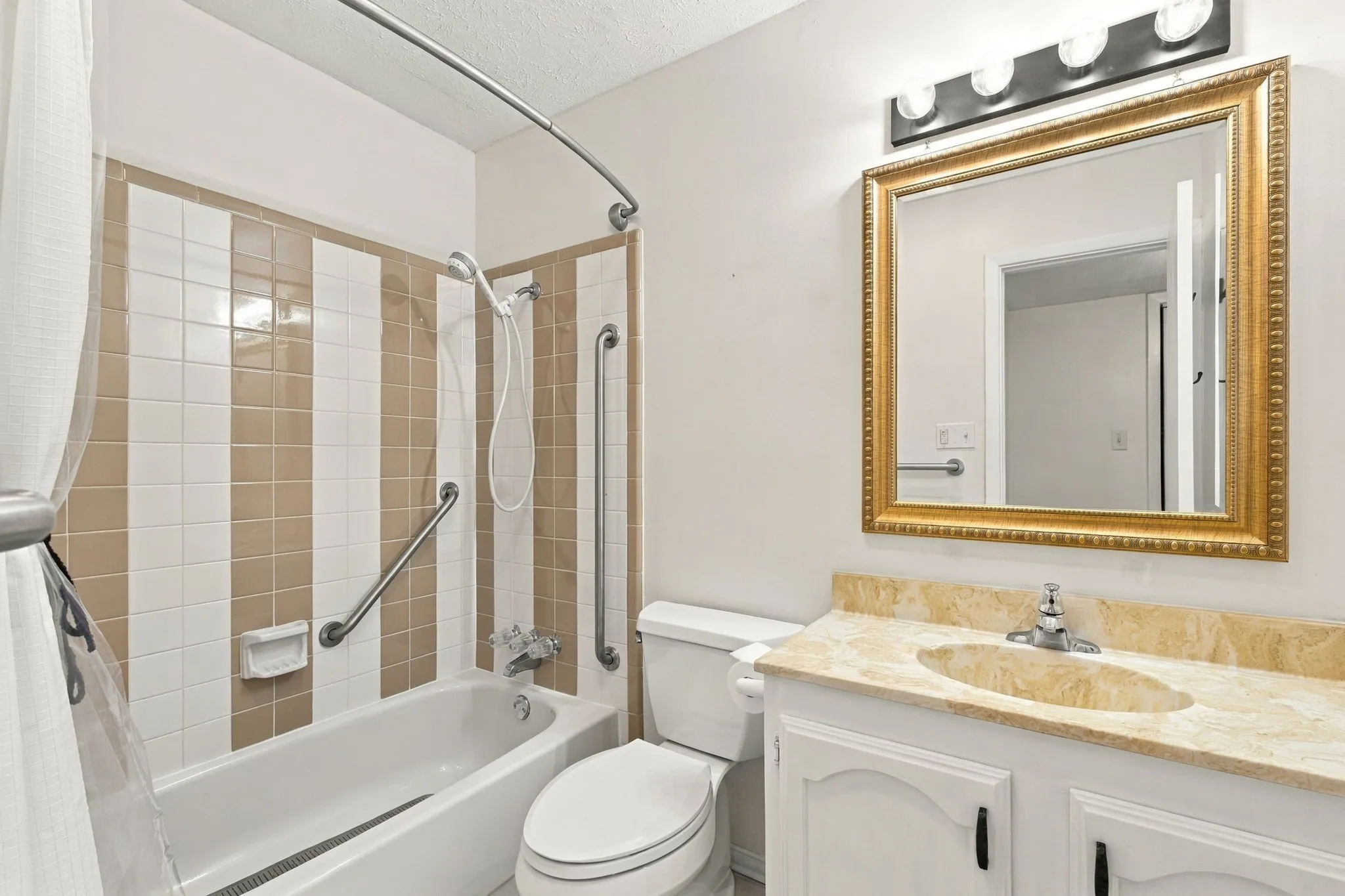 Single Family Residence For Sale in Collin County , 956 Lockhart Drive, Plano, Texas 75023, 3 Bedroom, 2 Bathroom, 2 Garage spaces, 1,521 Sqft, built in 1981, mls#21405967, Real Estate Agent in Plano, Homes For Sale in Collin county, Homes For Sale in Plano, Realtor in Plano Texas, Real Estate Brokerage Independent Realty Texas, Luminita Cordes Realtor