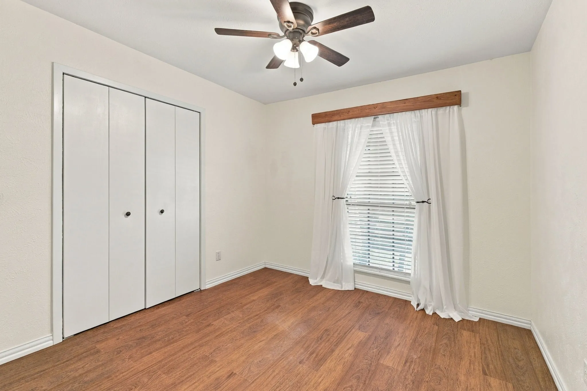 Single Family Residence For Sale in Collin County , 956 Lockhart Drive, Plano, Texas 75023, 3 Bedroom, 2 Bathroom, 2 Garage spaces, 1,521 Sqft, built in 1981, mls#21405967, Real Estate Agent in Plano, Homes For Sale in Collin county, Homes For Sale in Plano, Realtor in Plano Texas, Real Estate Brokerage Independent Realty Texas, Luminita Cordes Realtor